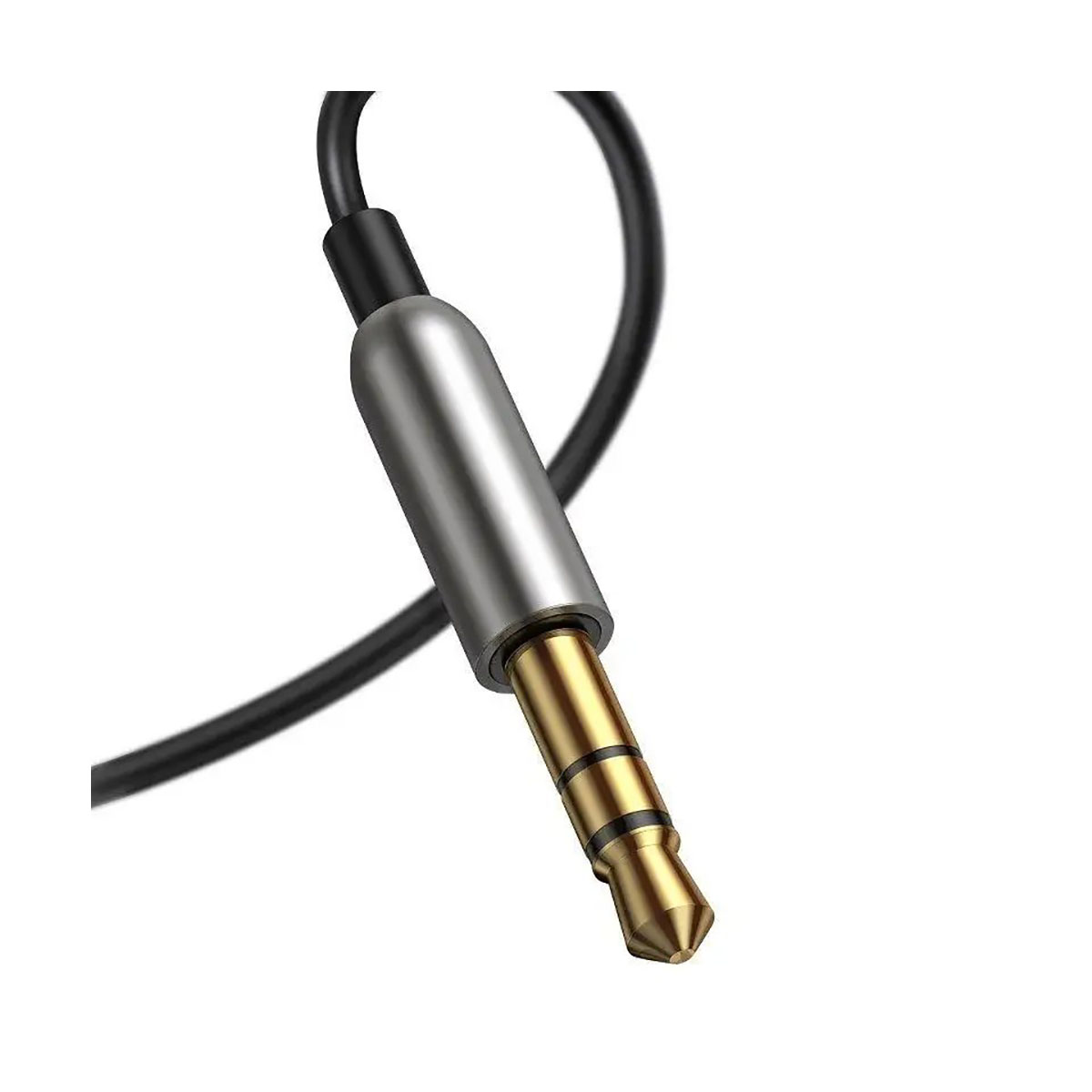 Zbliżenie wtyczki audio 3,5 mm z czarnym kablem.