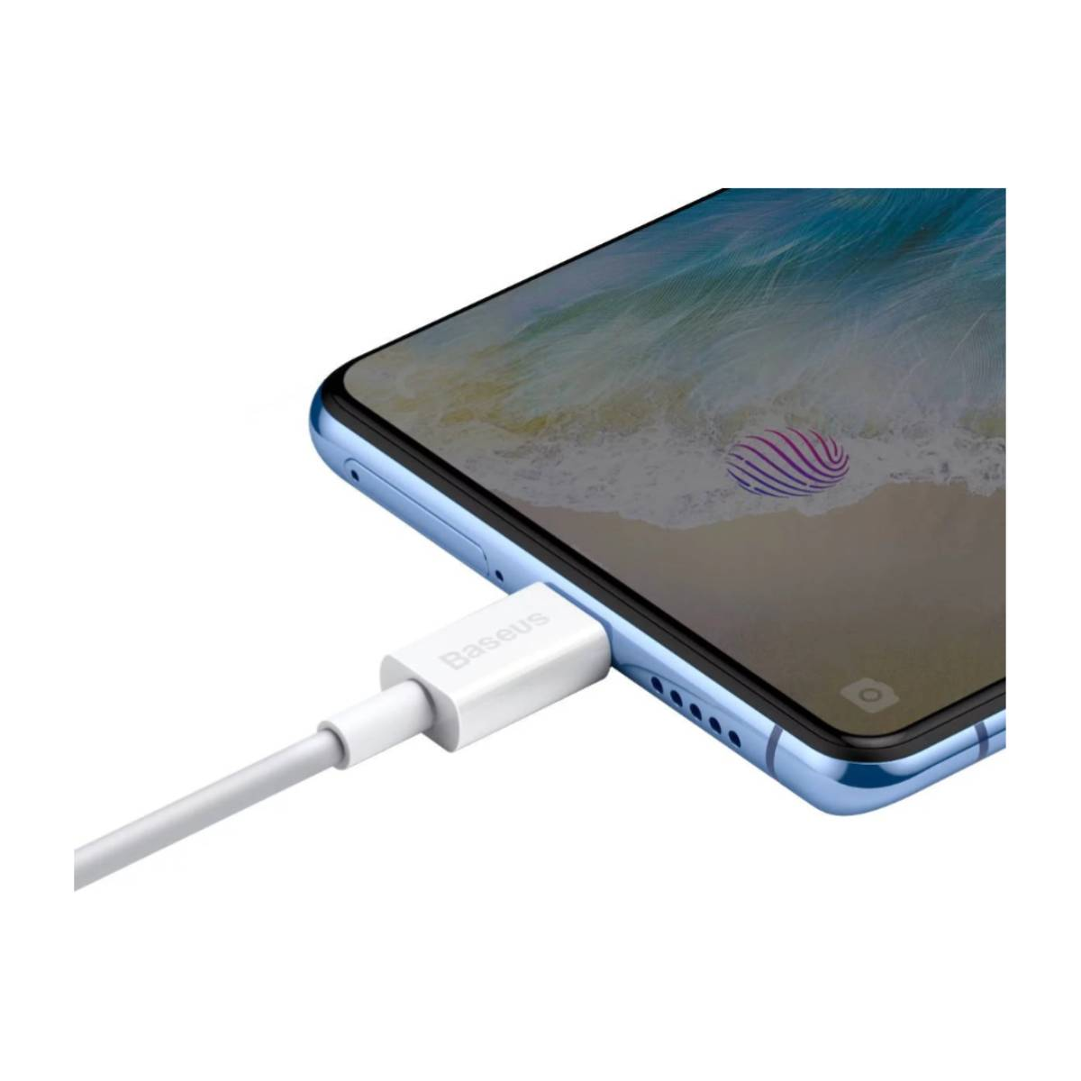 Ein weißes Ladekabel, das in ein blaues Smartphone eingesteckt ist, Nahaufnahme.