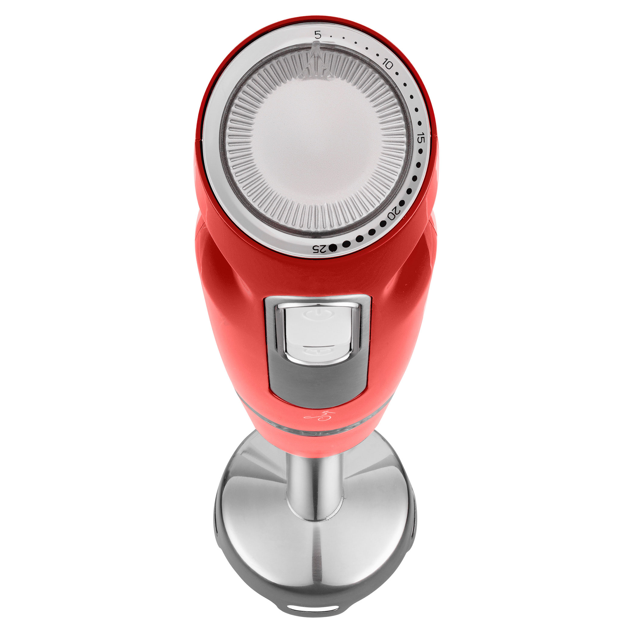 Czerwony blender ręczny z pokrętłem regulacji prędkości. Srebrna głowica blendująca. Białe tło.