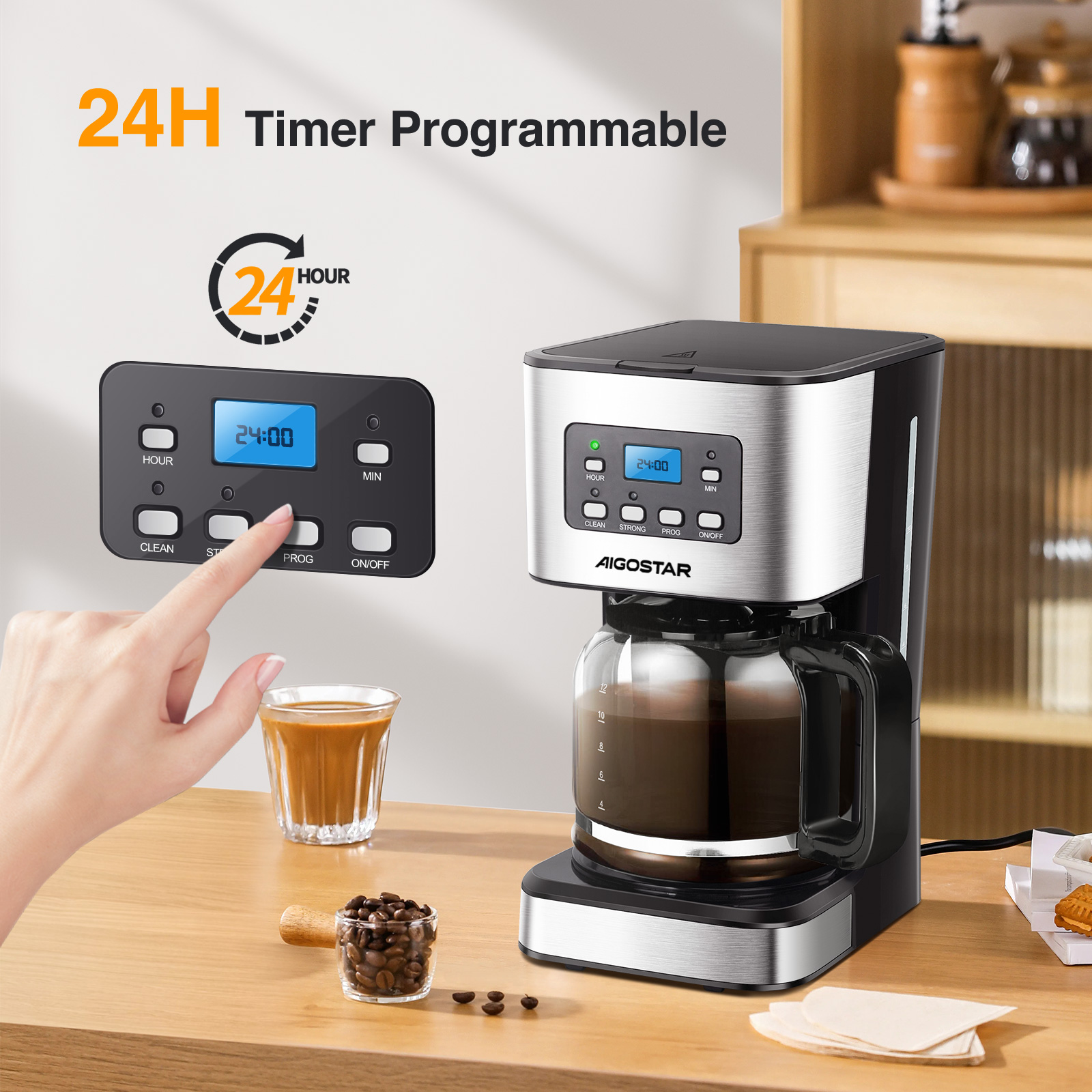 Cafetera negra y plateada con pantalla digital, una mano presionando 