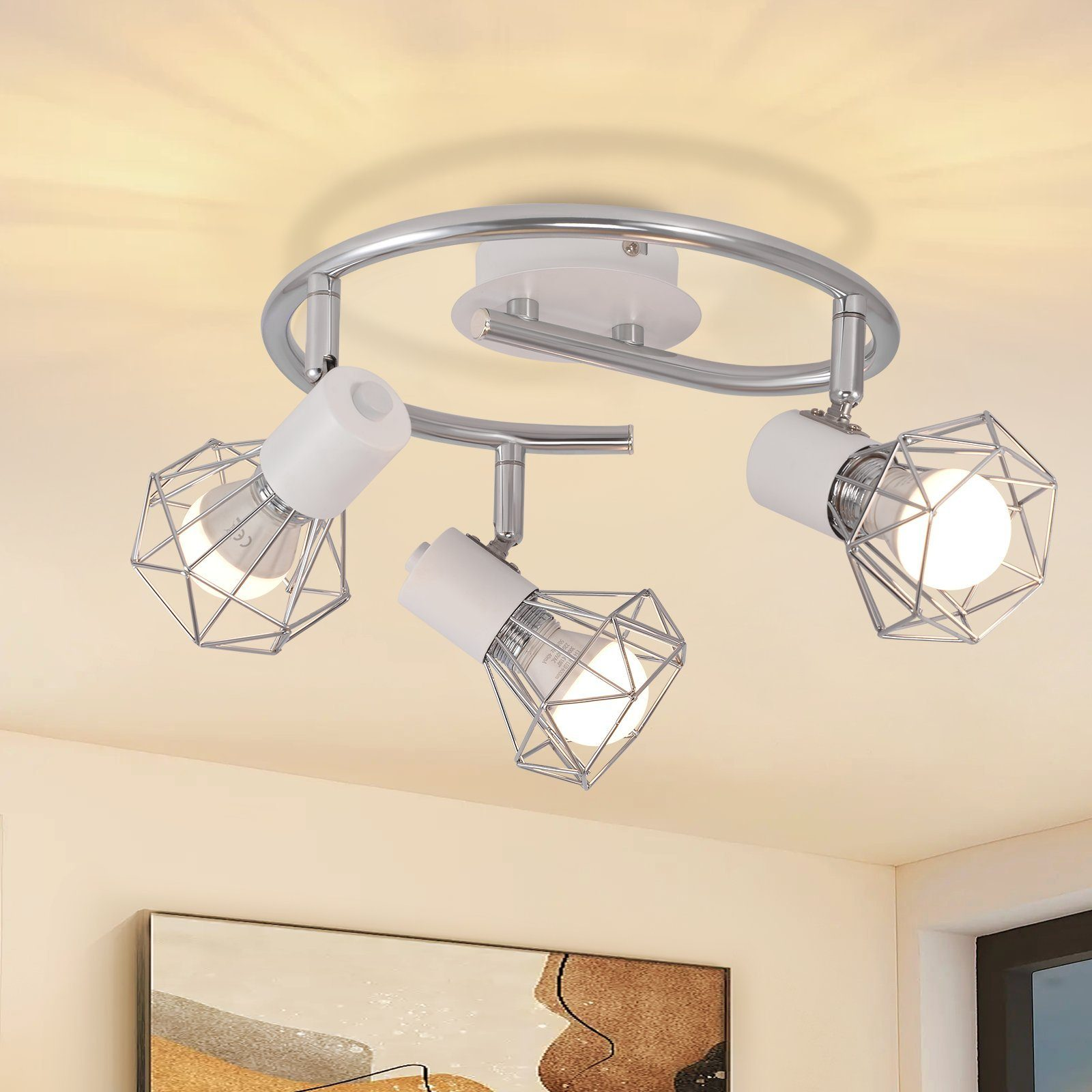 Luz de techo con tres luces blancas en un anillo plateado. Las luces tienen un diseño similar a una jaula.