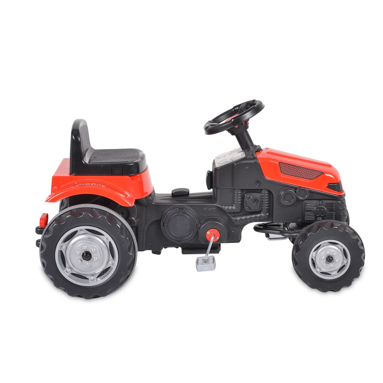 Roter und schwarzer Spielzeugtraktor auf weißem Hintergrund.