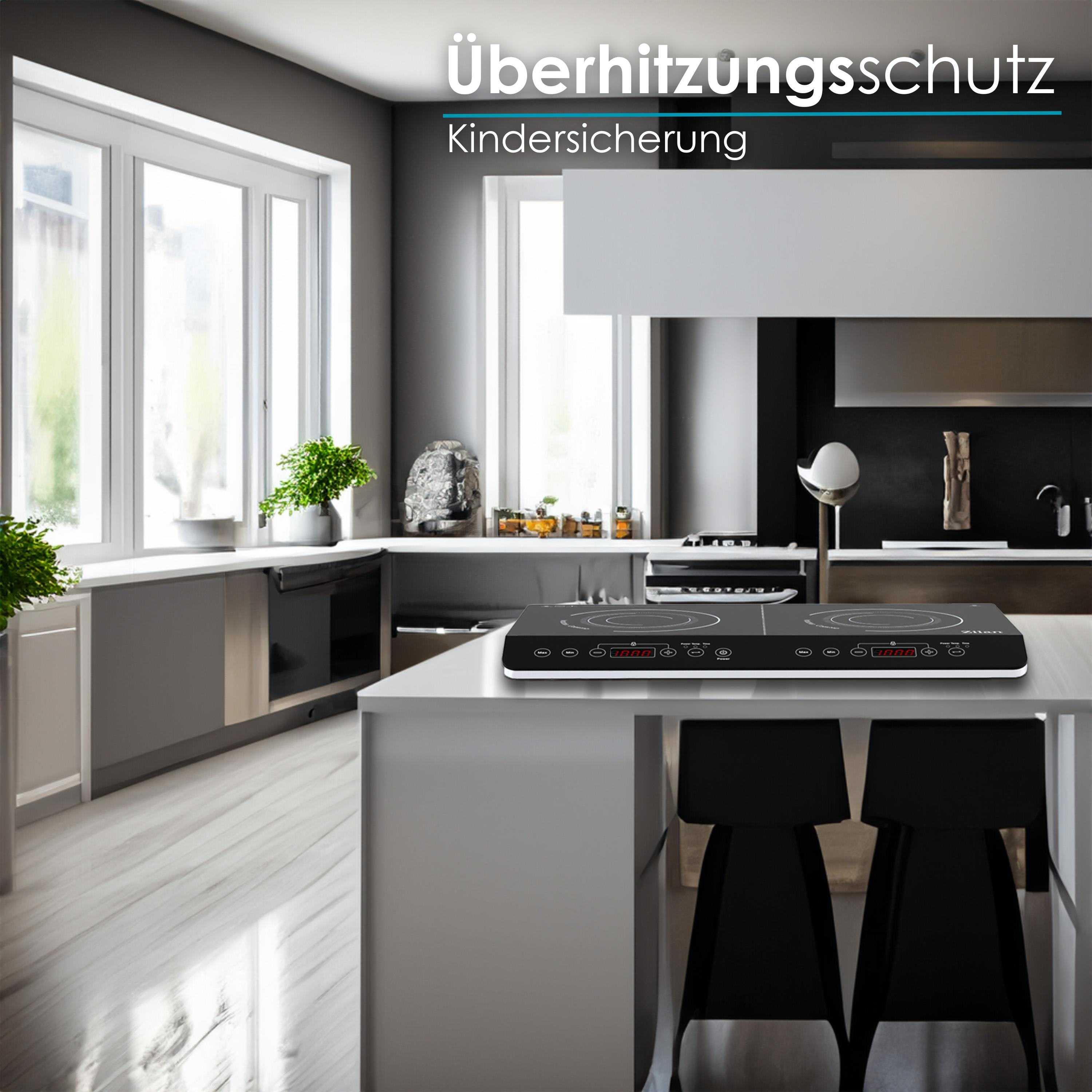 Küche mit Induktionskochfeld auf einer weißen Insel. Fenster und Schränke sind im Hintergrund.
