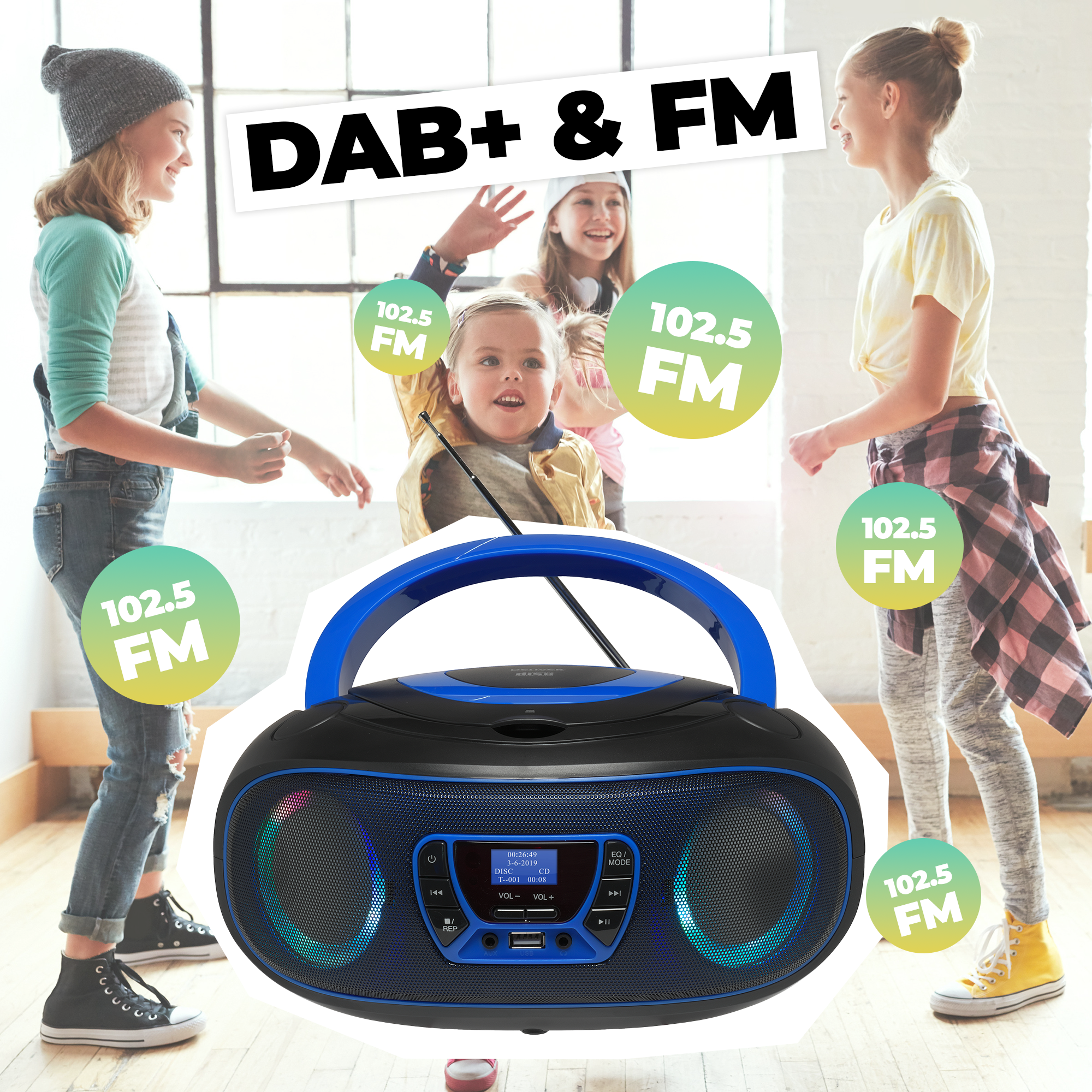 Drie kinderen die rond een boombox dansen die muziek afspeelt. De boombox heeft blauwe en zwarte details.