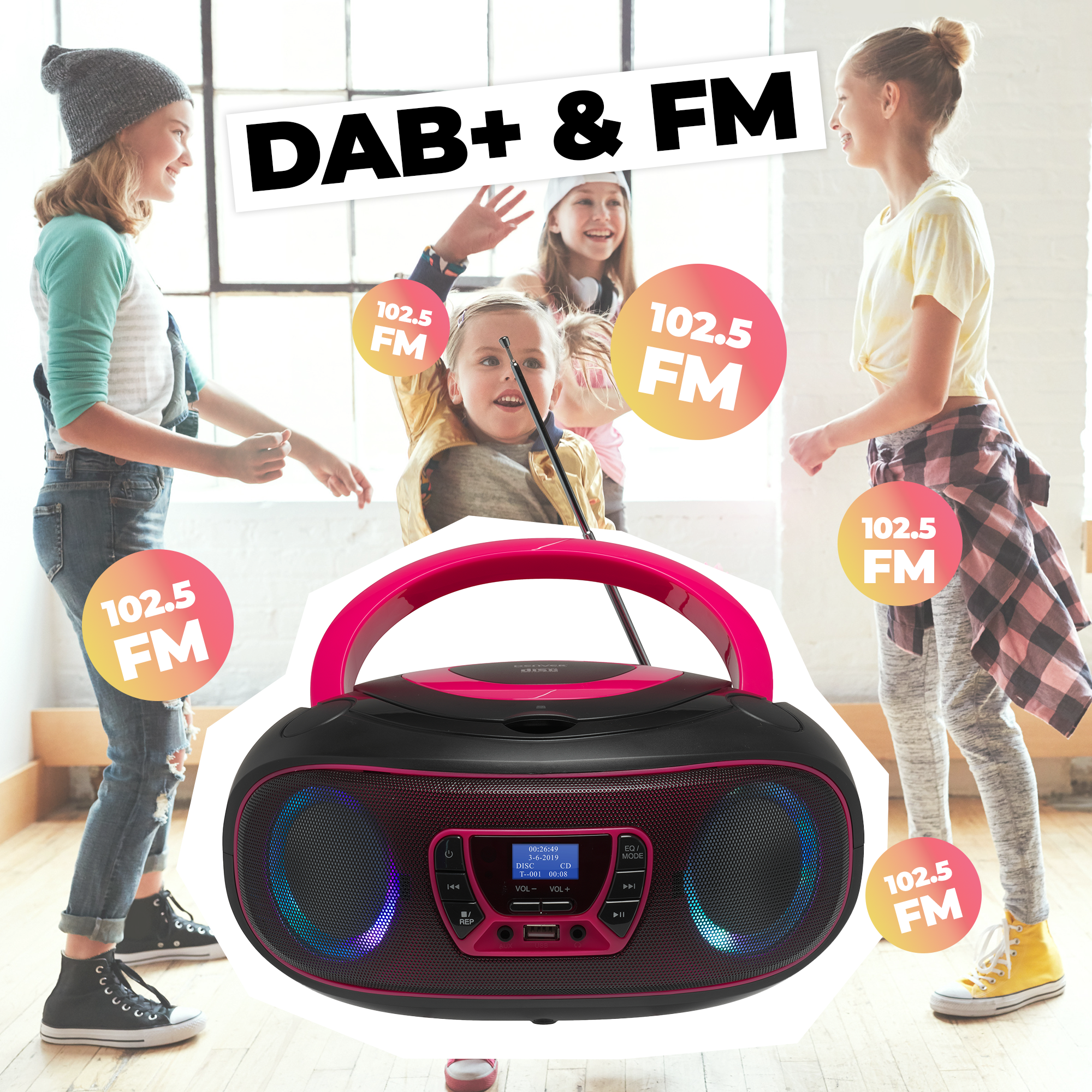 Drie meisjes dansen bij een boombox. De radio toont 102.5 FM. De woorden DAB+ & FM staan boven de radio.