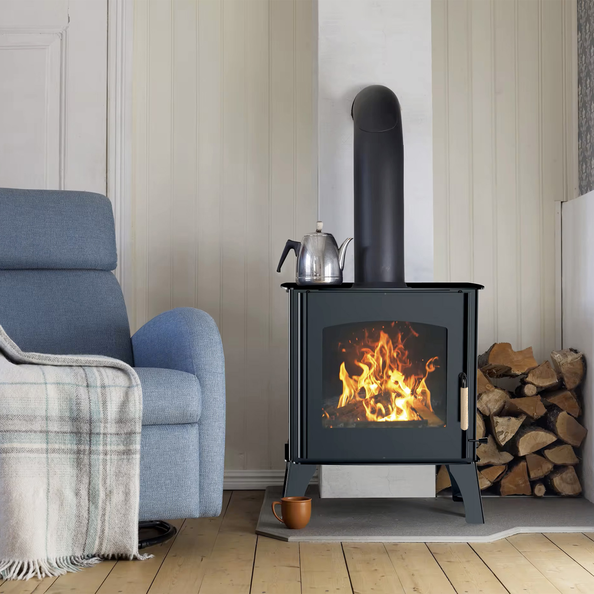 Een woonkamer met een open haard. Een blauwe fauteuil, een deken en een stapel hout zijn zichtbaar.