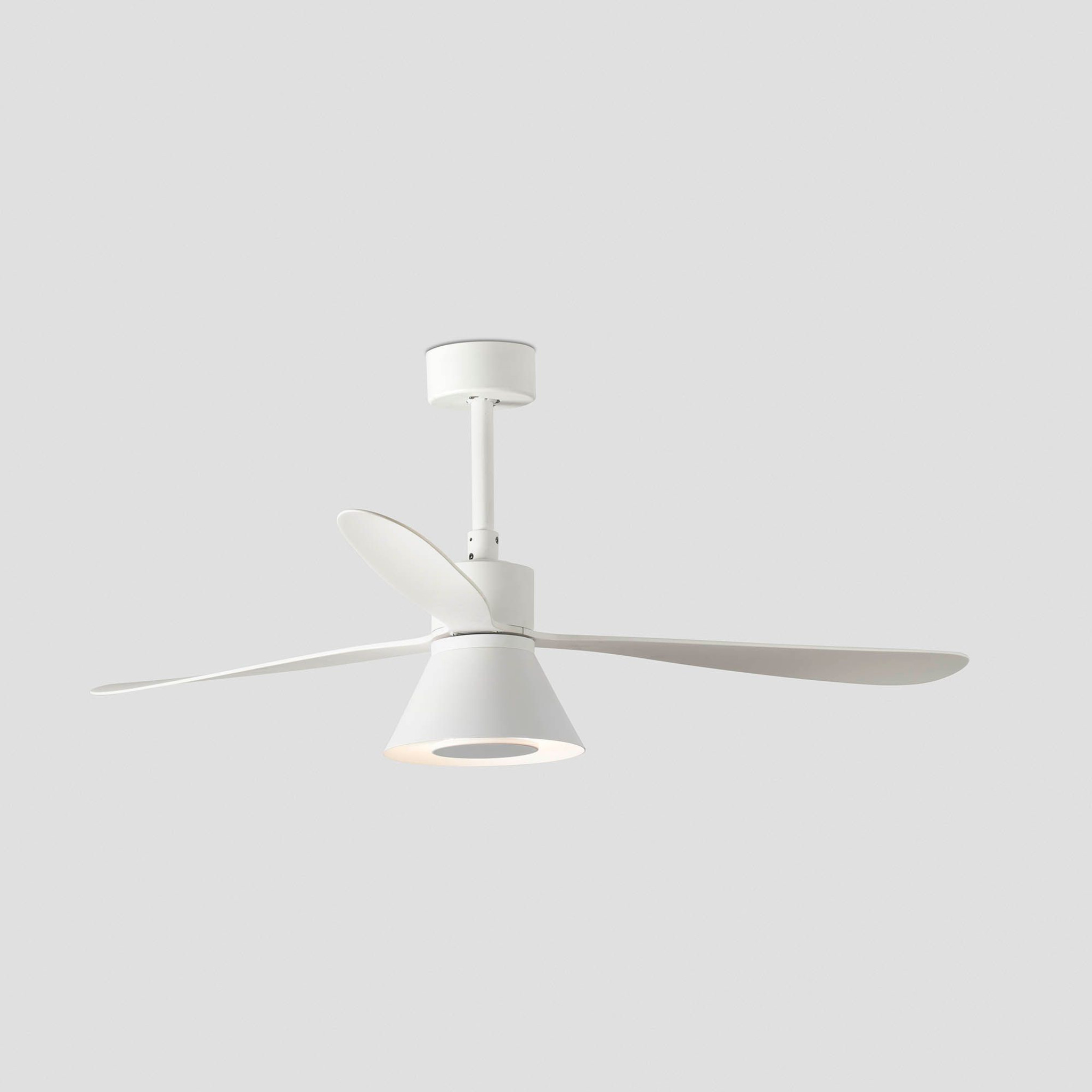 Weißer Deckenventilator mit drei Flügeln und einem Licht, alles auf grauem Hintergrund.