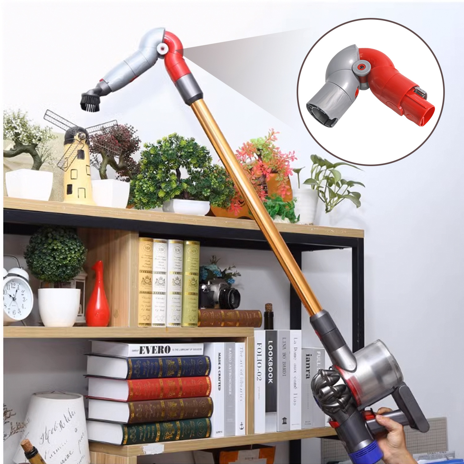 Srebrny i czerwony odkurzacz z odłączoną głowicą, oparty o półkę z przedmiotami.