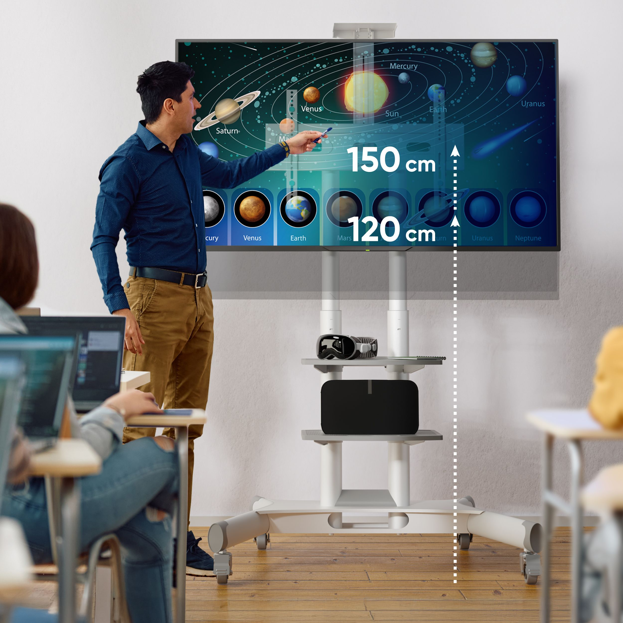 Mężczyzna prezentuje informacje na ekranie w klasie. Uczniowie na pierwszym planie.