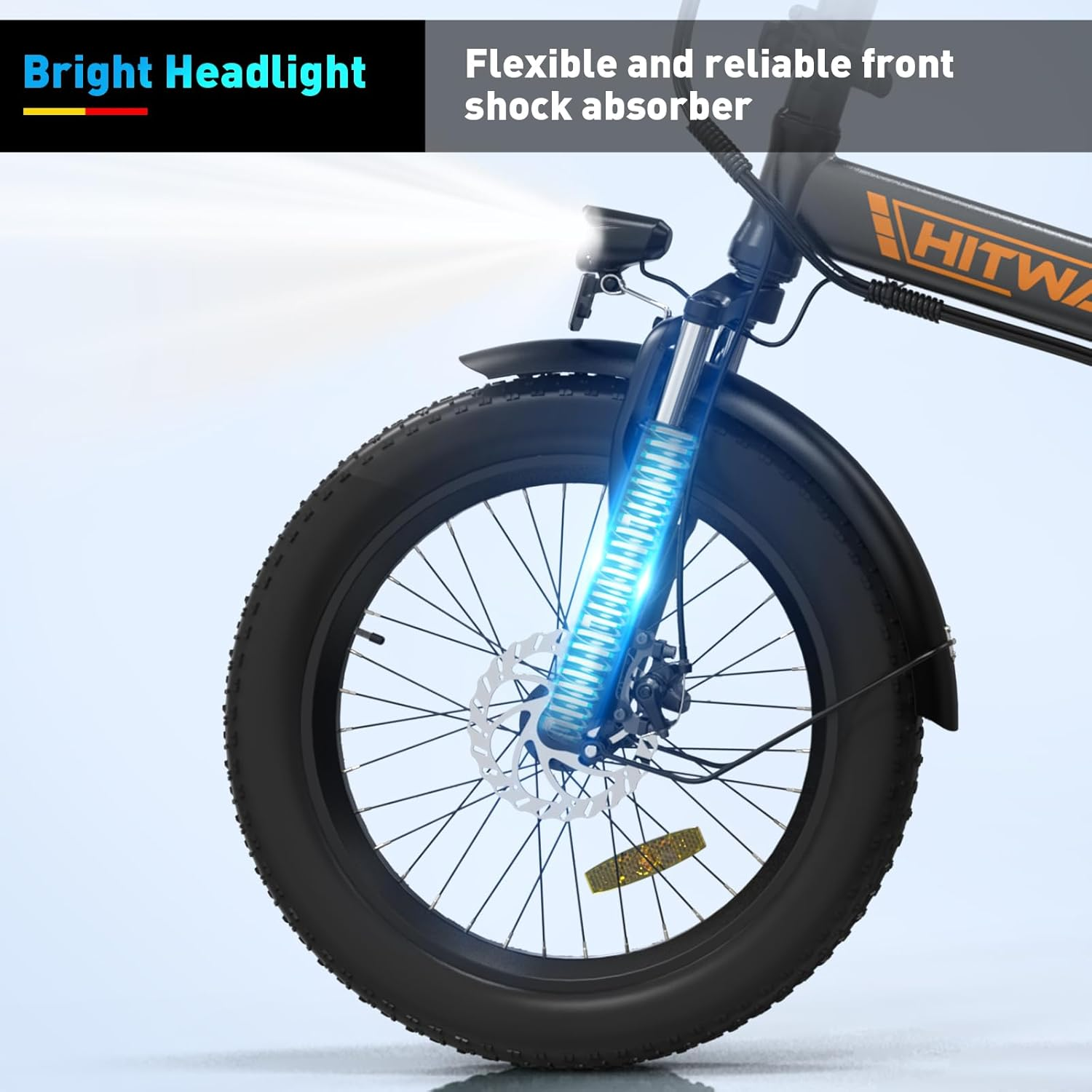 Primo piano della ruota anteriore di una bici con faro luminoso e ammortizzatore.