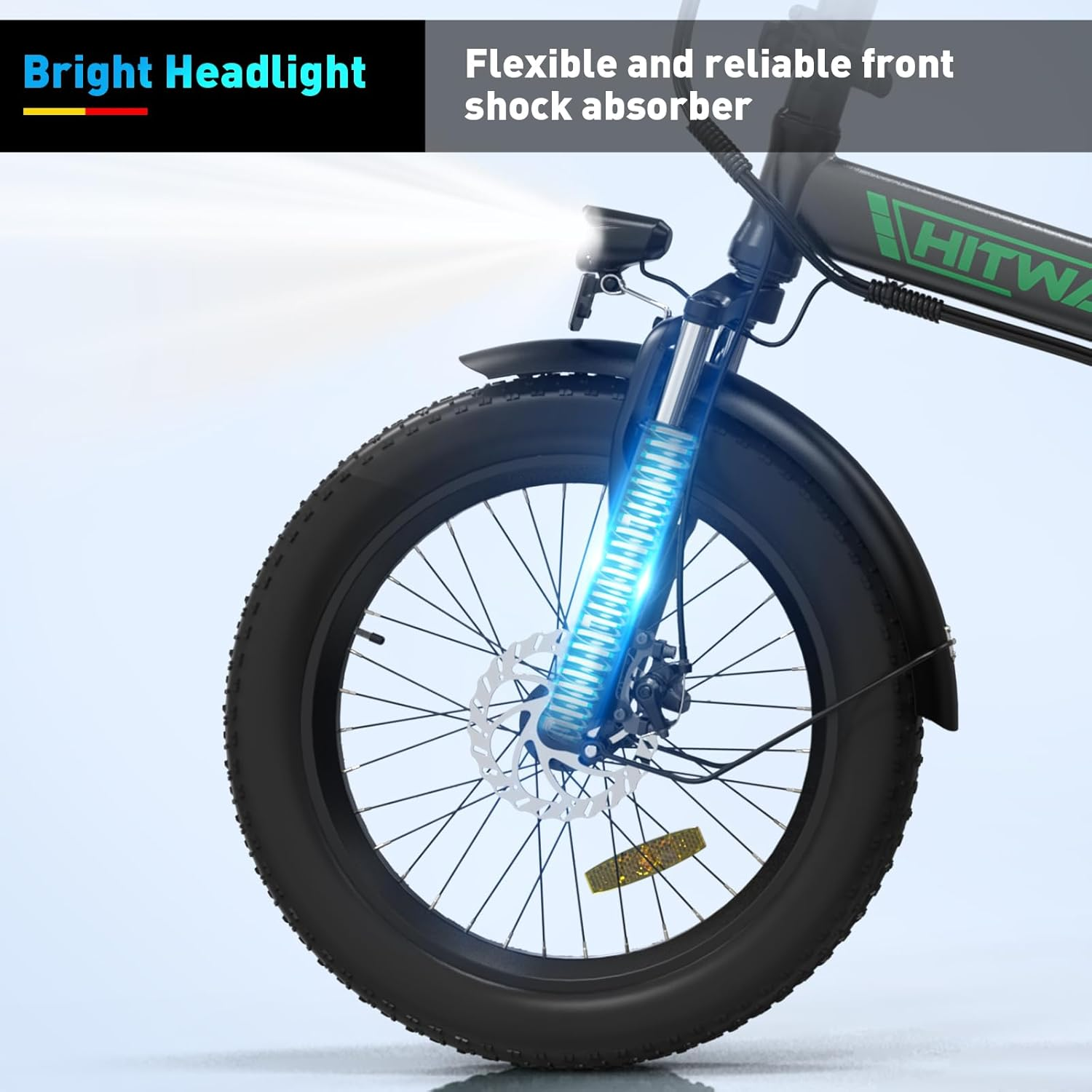 Un primo piano della ruota di una bici elettrica. Un faro luminoso è visibile con un ammortizzatore anteriore.