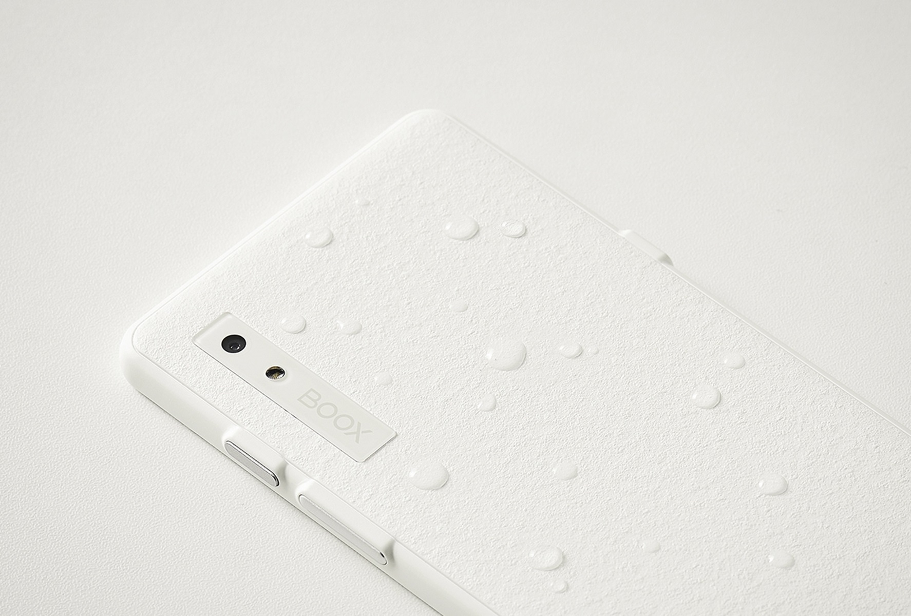 Biały smartfon z kroplami wody na tylnej obudowie. Widoczne logo Boox.