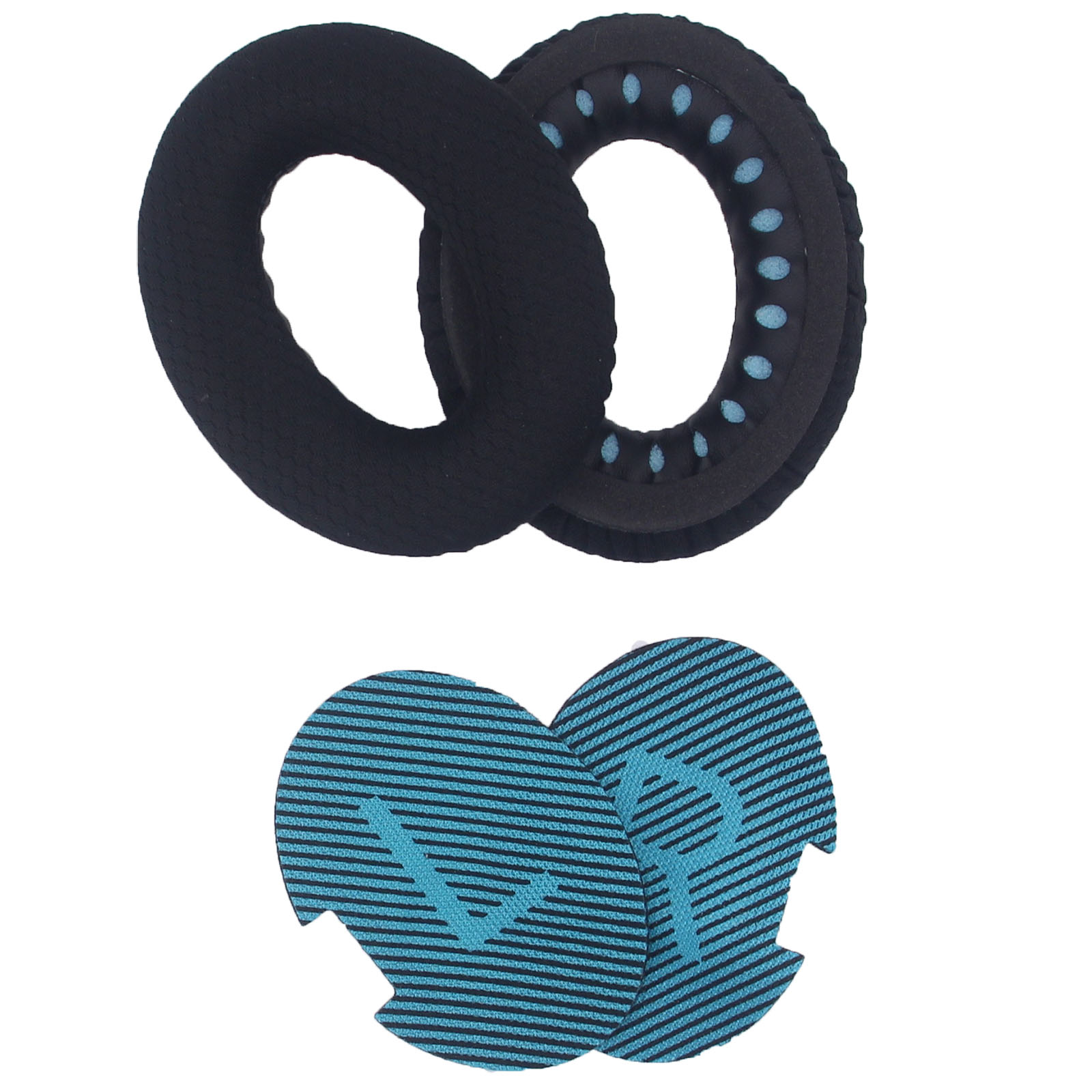 Twee zwarte oorkussens en twee blauwe gestreepte oorkussenhoezen, één met de letters 'VR'.