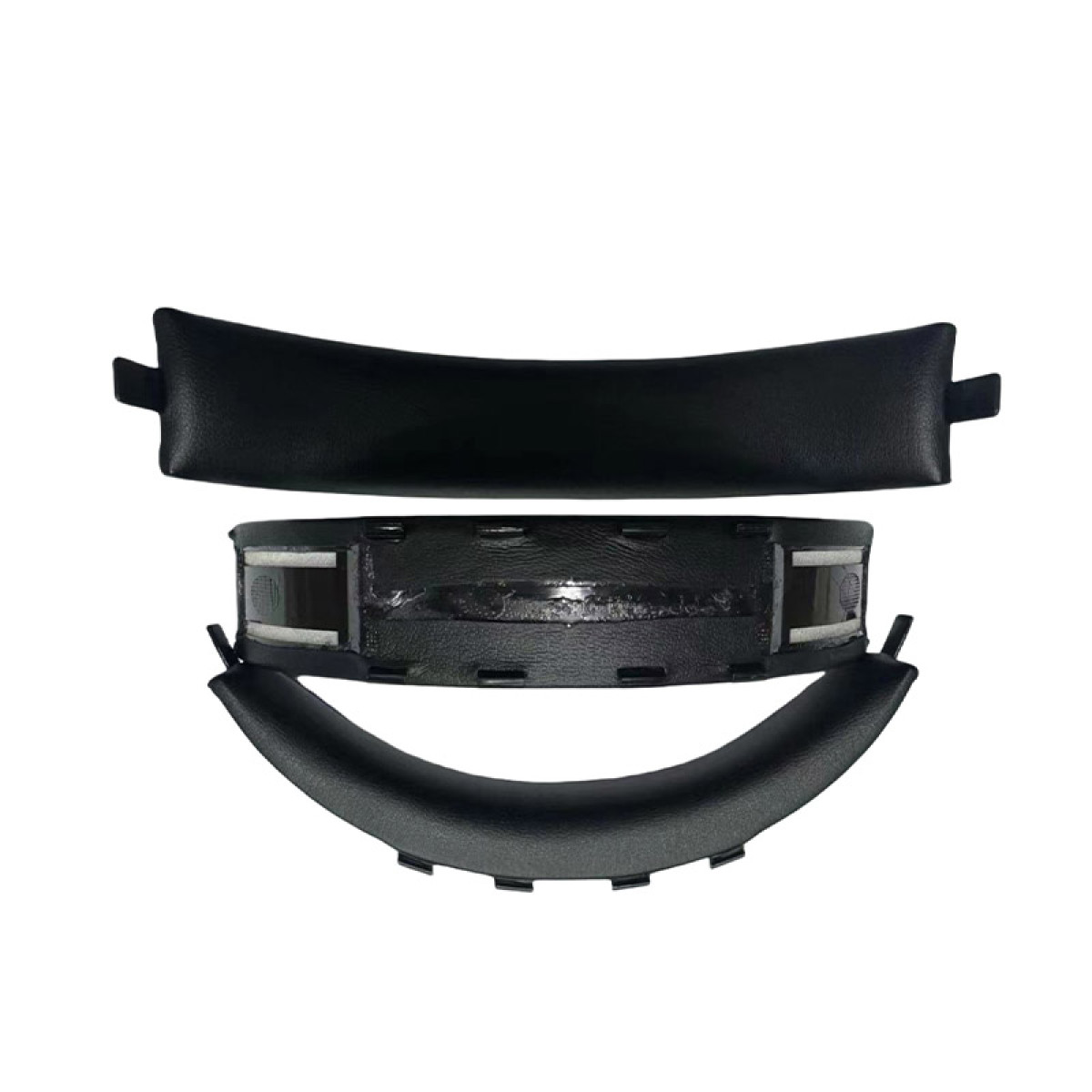 Pezzi di cuscinetti per cuffie. Cuscino per la testa nero e curvo e due pezzi di cuscinetti auricolari.