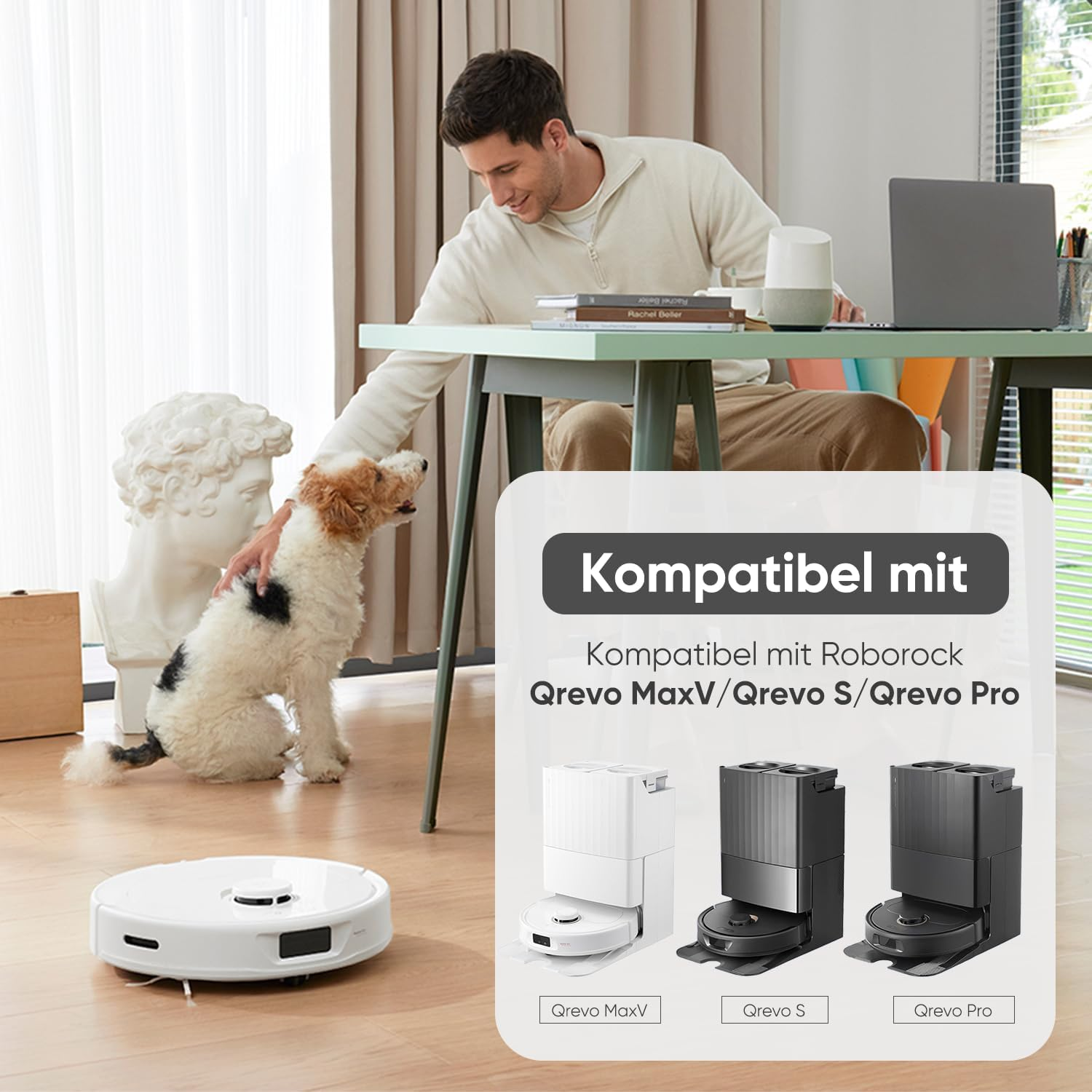 Mężczyzna pracujący przy biurku, z psem, głośnikiem inteligentnym i robotem sprzątającym.