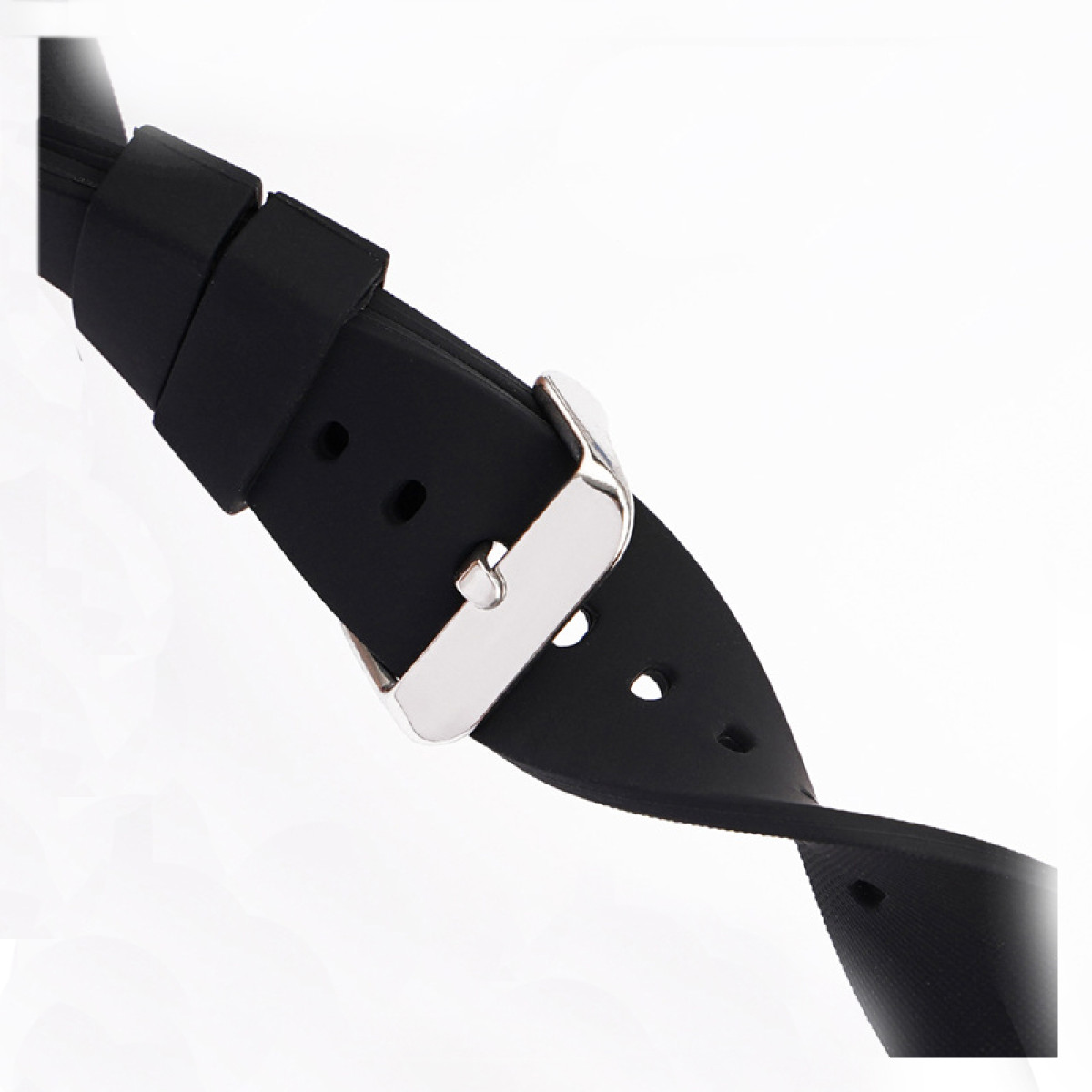 Zbliżenie czarnego paska do zegarka ze srebrną klamrą. Pasek jest połączony ze srebrną klamrą.