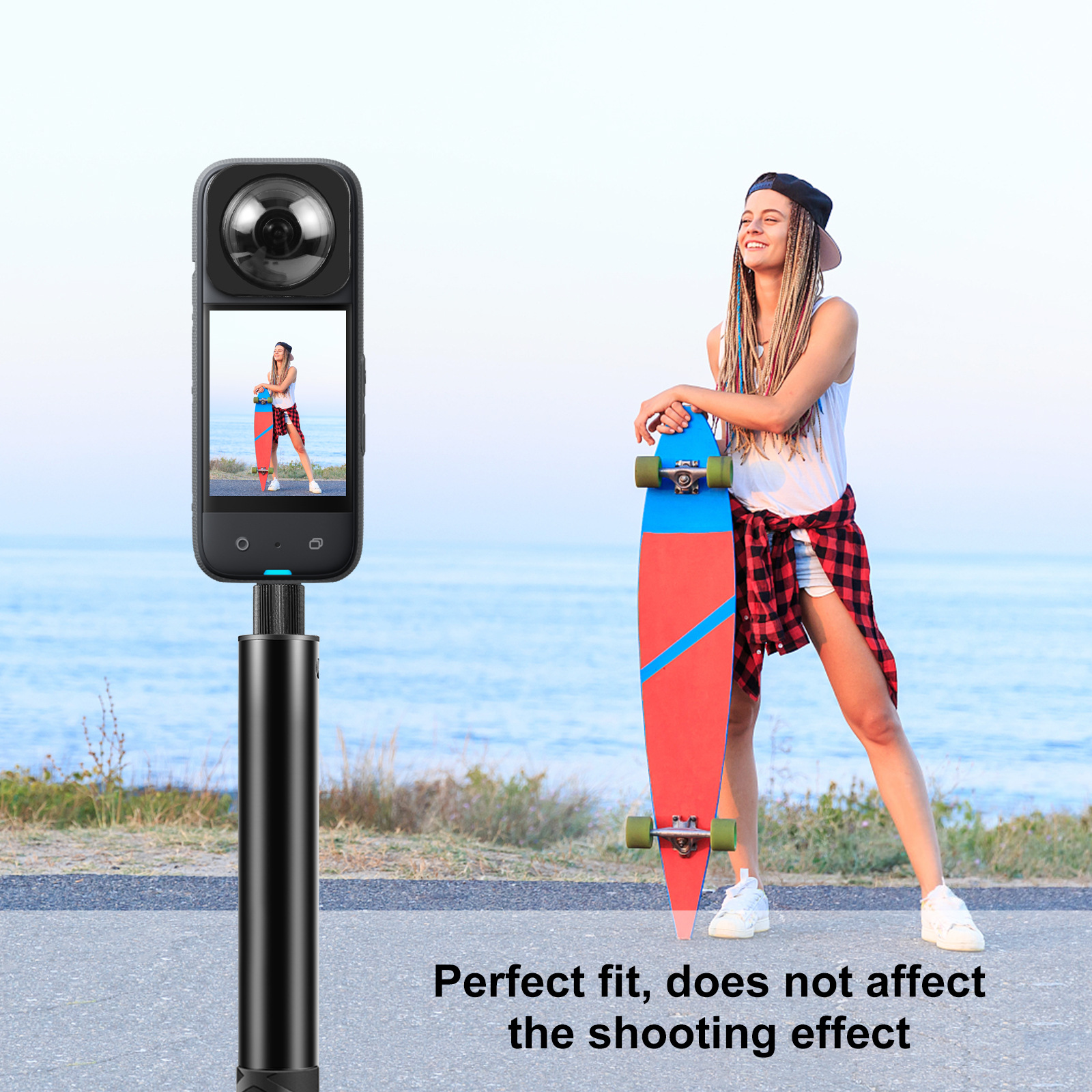 Een vrouw met een skateboard staat voor een camera op een stok. Het scherm van de camera toont een persoon.
