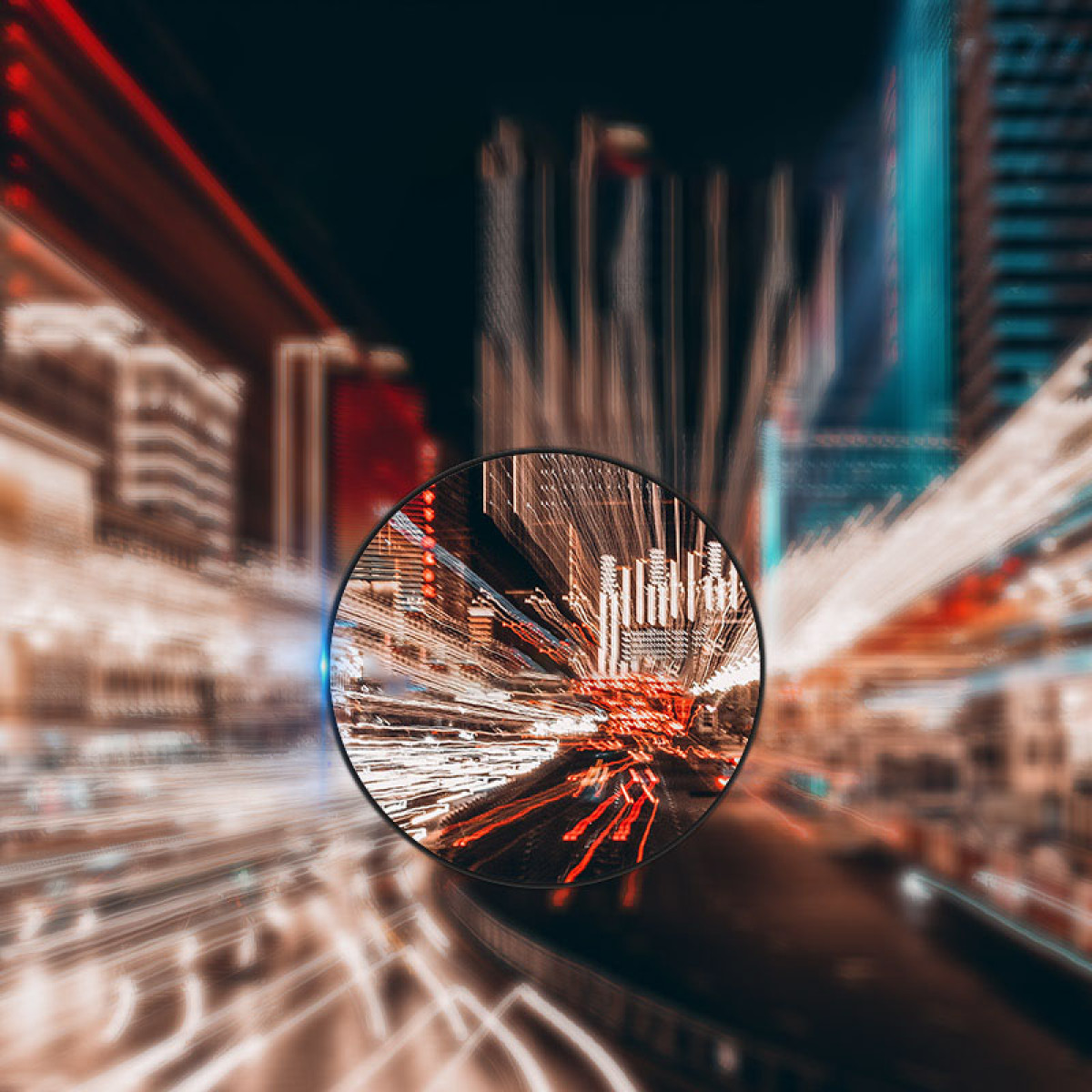 Luci della città sfocate in un cerchio. Strisce rosse e bianche. Sfondo scuro. Focus al centro.