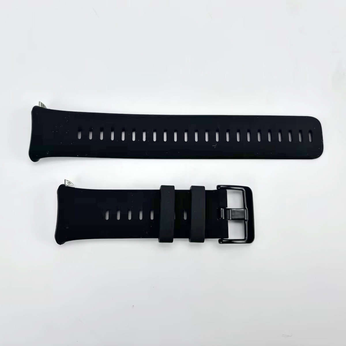 Dwa czarne paski do zegarka na białym tle. Jeden to klamra, drugi ma dziury.