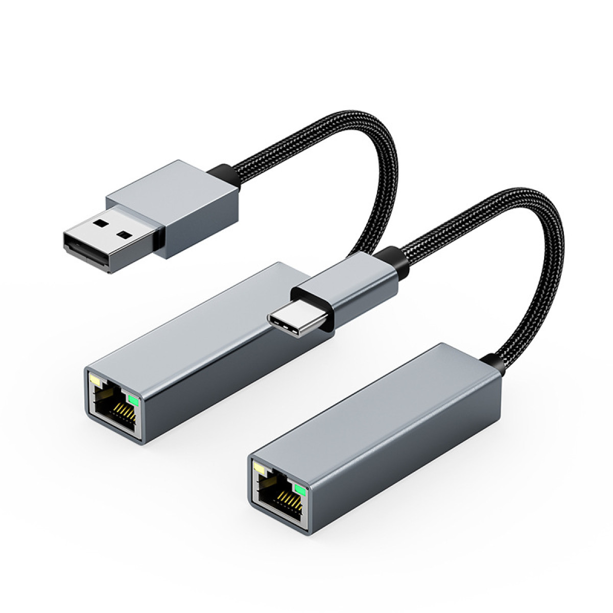 Twee zilveren adapters. Eén met een USB- en de andere met een USB-C-poort, verbonden via een zwarte kabel.