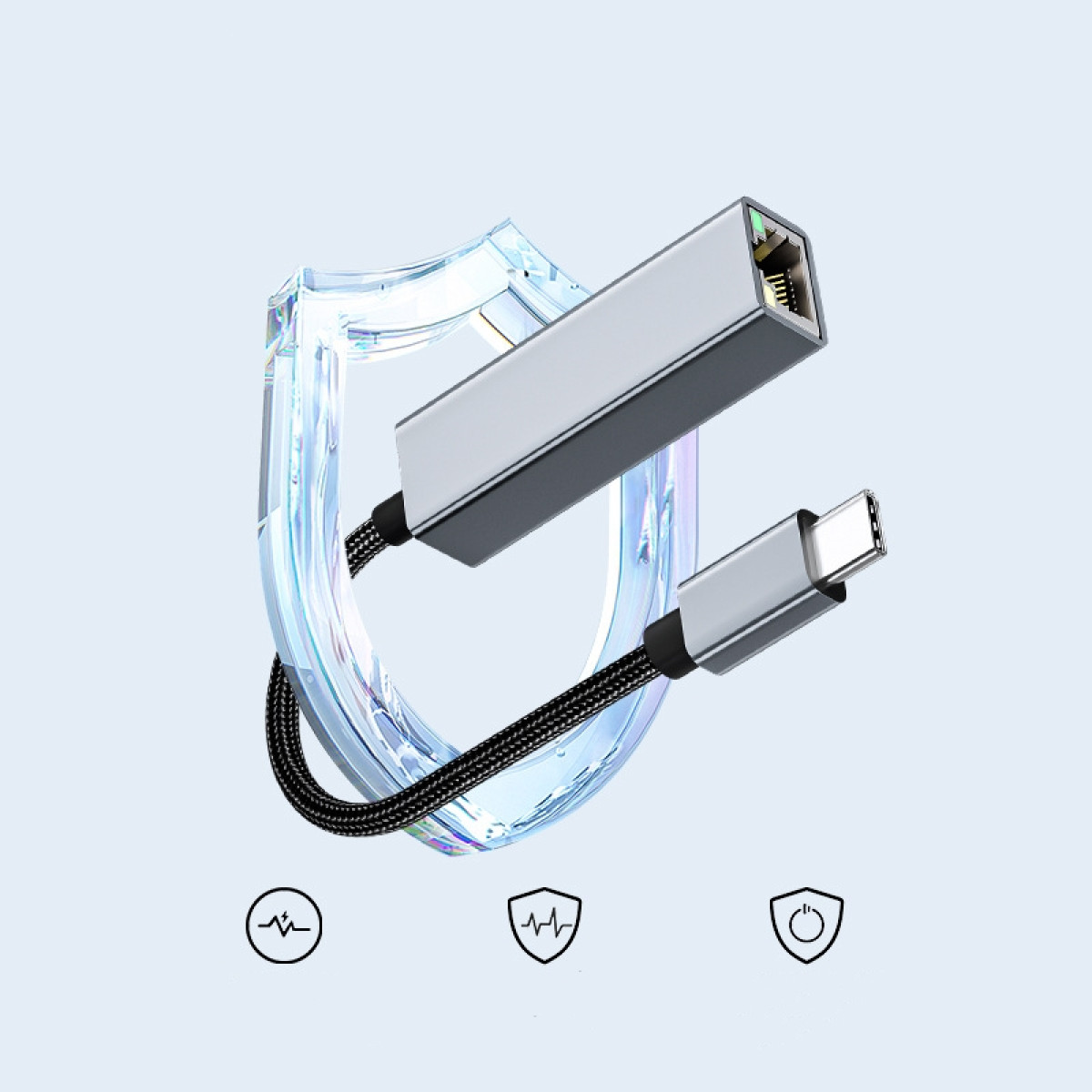 Zilveren adapter met zwarte kabel, aangesloten op een USB-C en Ethernet poort.