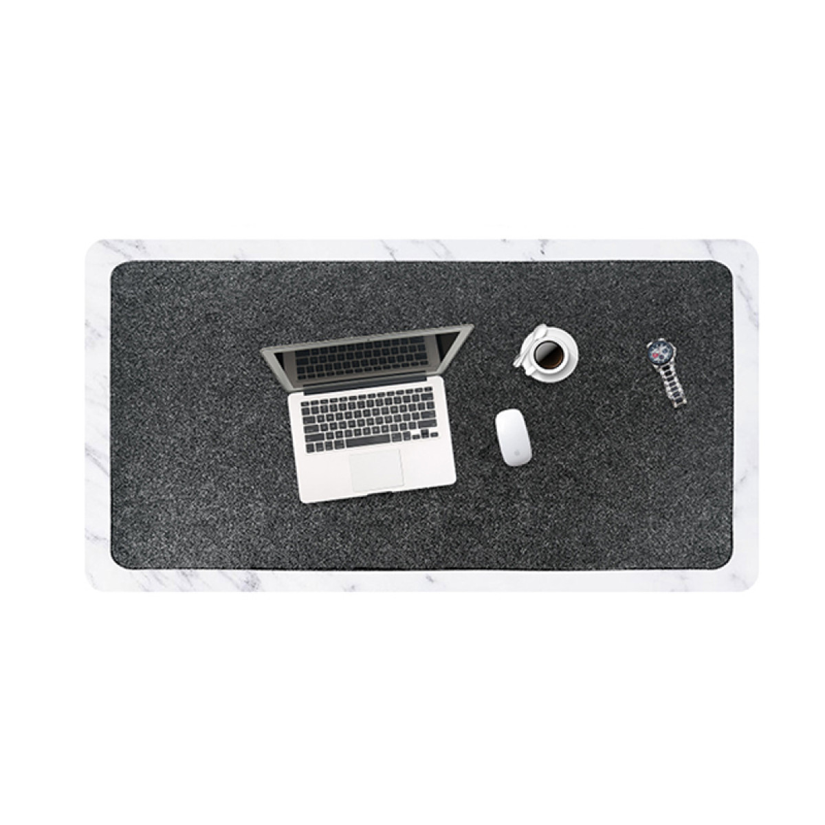 Un laptop, un mouse, una tazza di caffè e un orologio su un tappetino da scrivania grigio scuro su una superficie di marmo bianco.