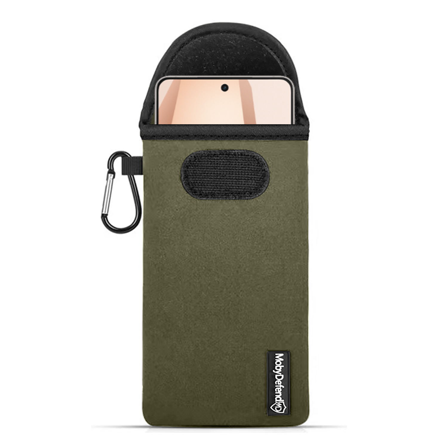 Olijfgroene telefoonhoes met karabijnhaak, houdt een telefoon vast. Witte achtergrond.
