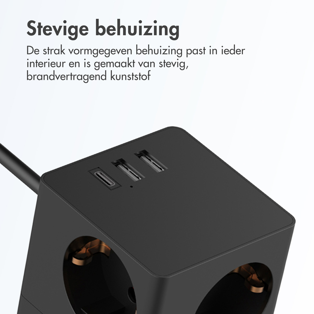 Een zwart stekkerblok met USB-poorten en stopcontacten. Tekst is in het Nederlands.