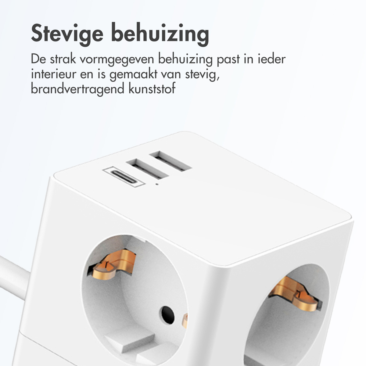 Een witte power cube met drie stopcontacten en twee USB-poorten. Tekst over stevige behuizing wordt weergegeven.
