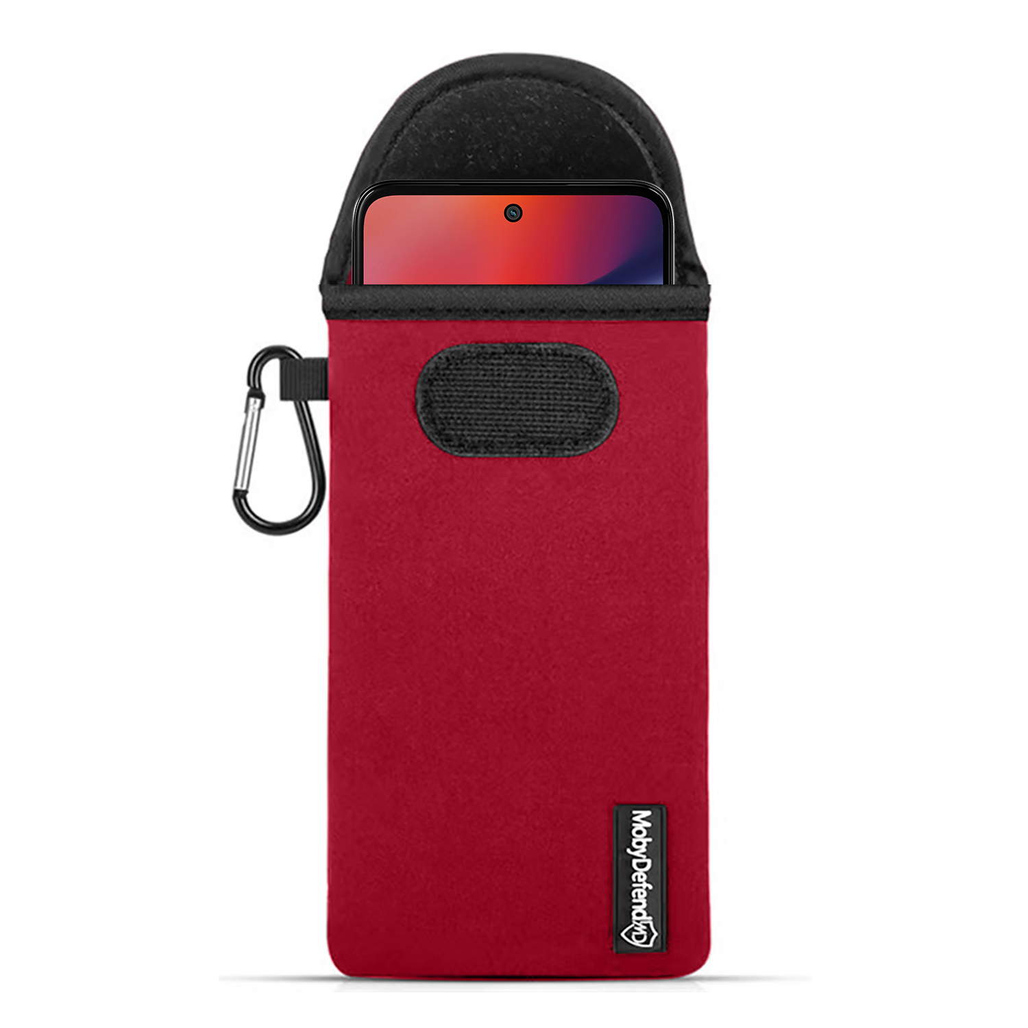 Een rode telefoonsleeve met een zwarte opening. Een zilveren karabijnhaak is aan de zijkant bevestigd.