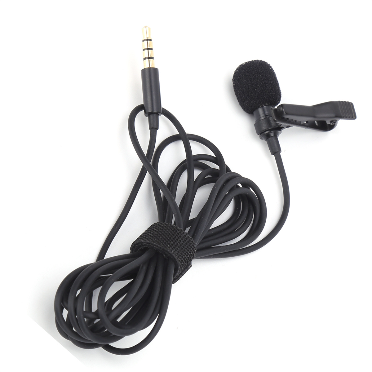 Ein schwarzes Lavalier-Mikrofon mit Clip und schwarzem Kabel, weißer Hintergrund.