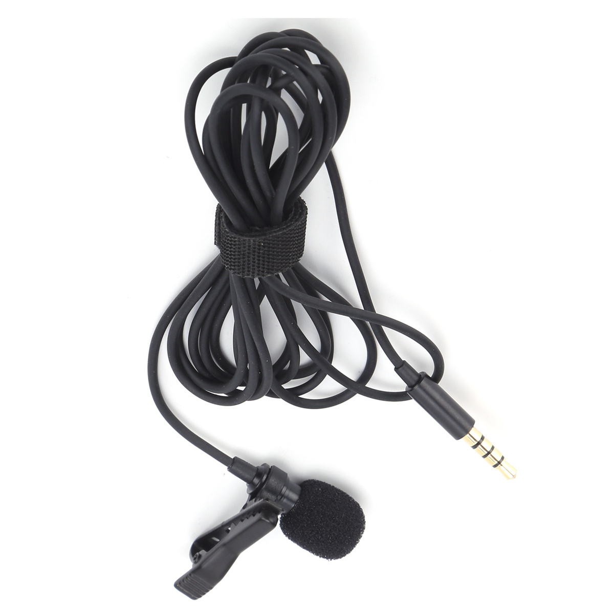 Schwarzes Mikrofon mit Clip und schwarzem Kabel mit goldfarbenem Stecker, vor weißem Hintergrund.