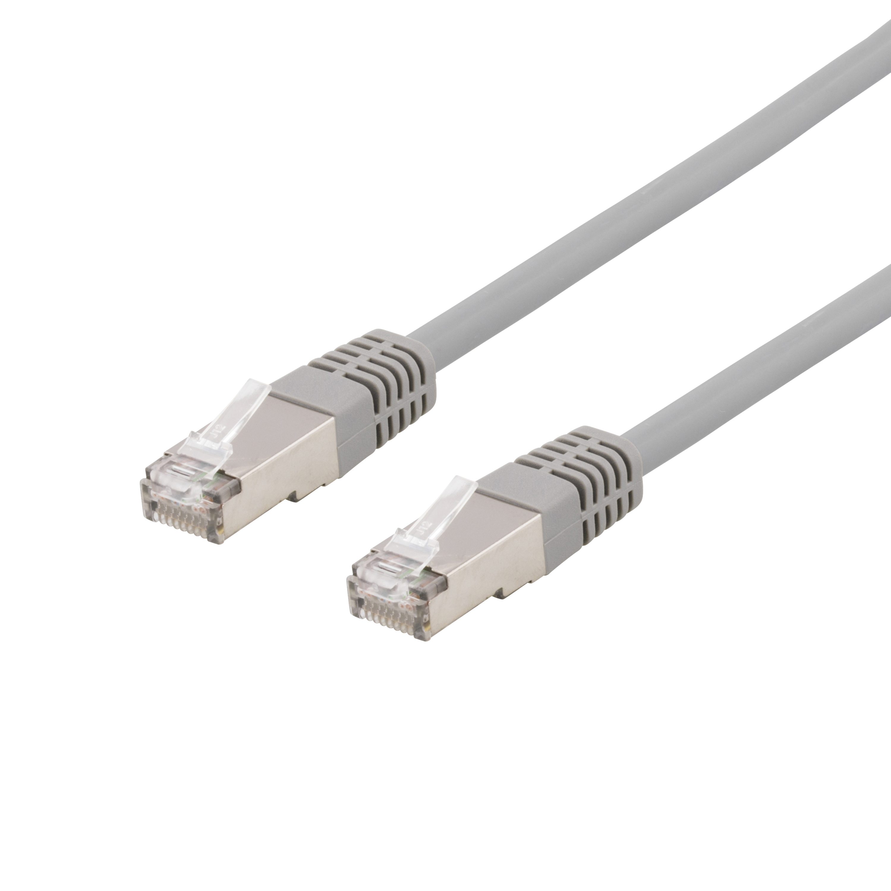 Zwei graue Ethernet-Kabel. Jedes Kabel hat einen Stecker. Weißer Hintergrund.