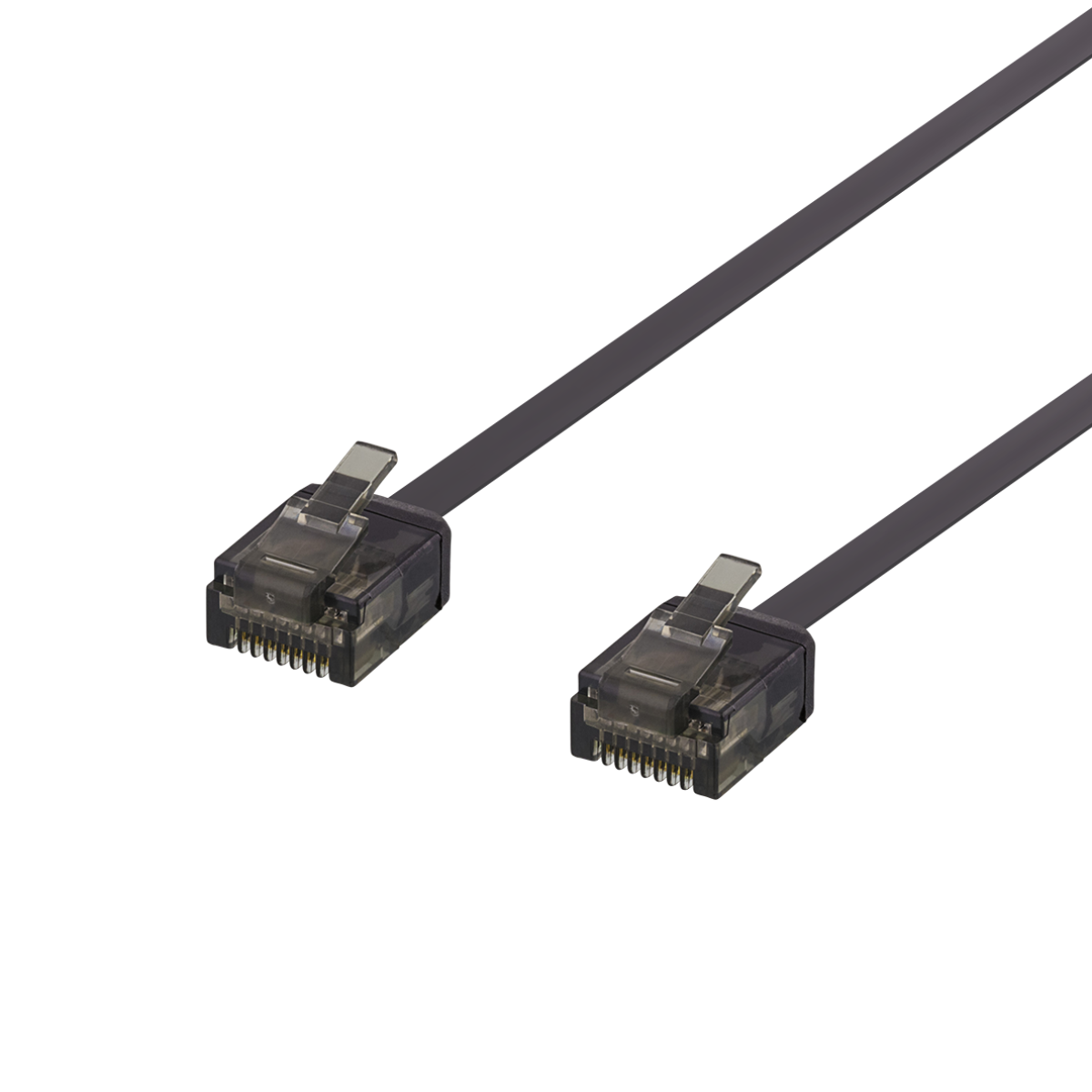 Twee zwarte Ethernet-kabels met doorzichtige connectoren liggen op een zwarte achtergrond.