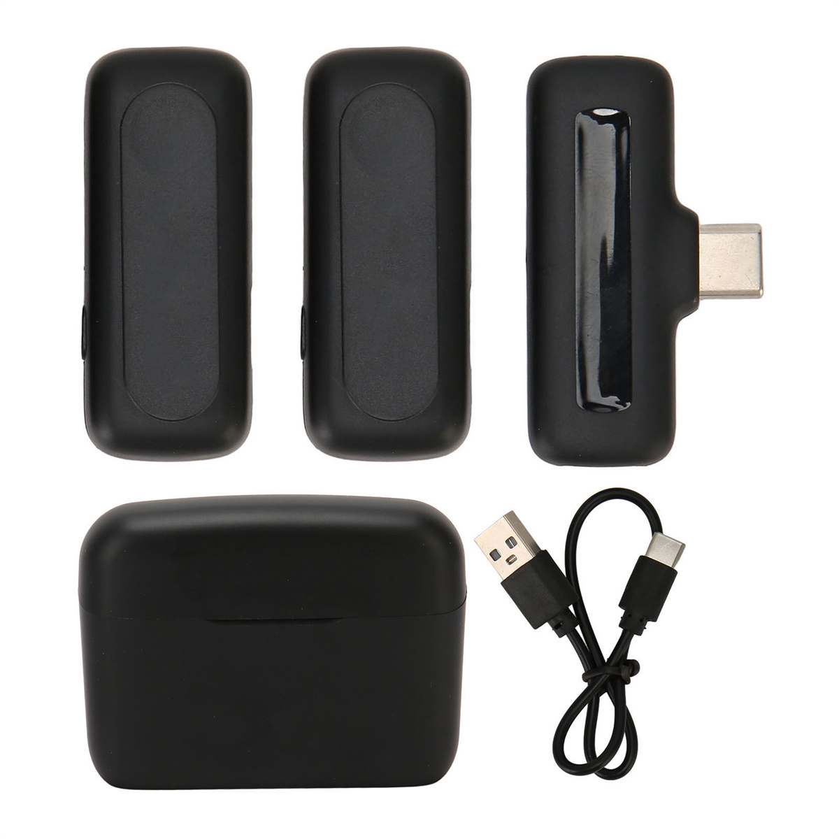 Schwarze elektronische Geräte mit Hülle, USB-Kabel und Typ-C-Kabel, angeordnet auf weißem Hintergrund.