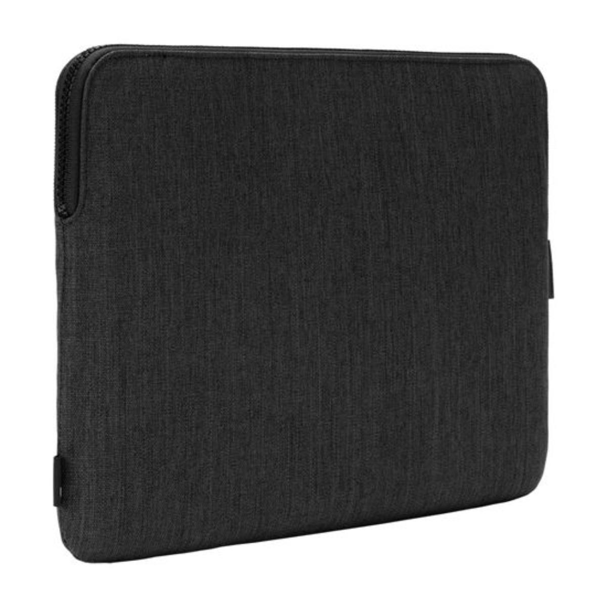 Una custodia per laptop in tessuto nero su sfondo neutro.