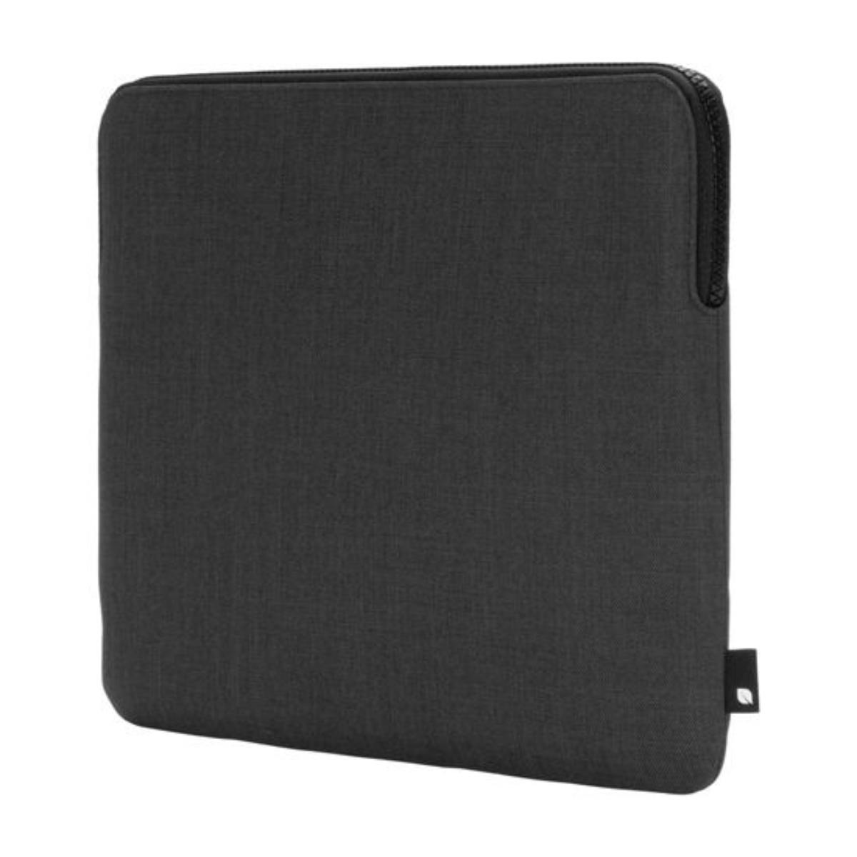 Custodia nera per laptop con cerniera e una piccola etichetta nera.