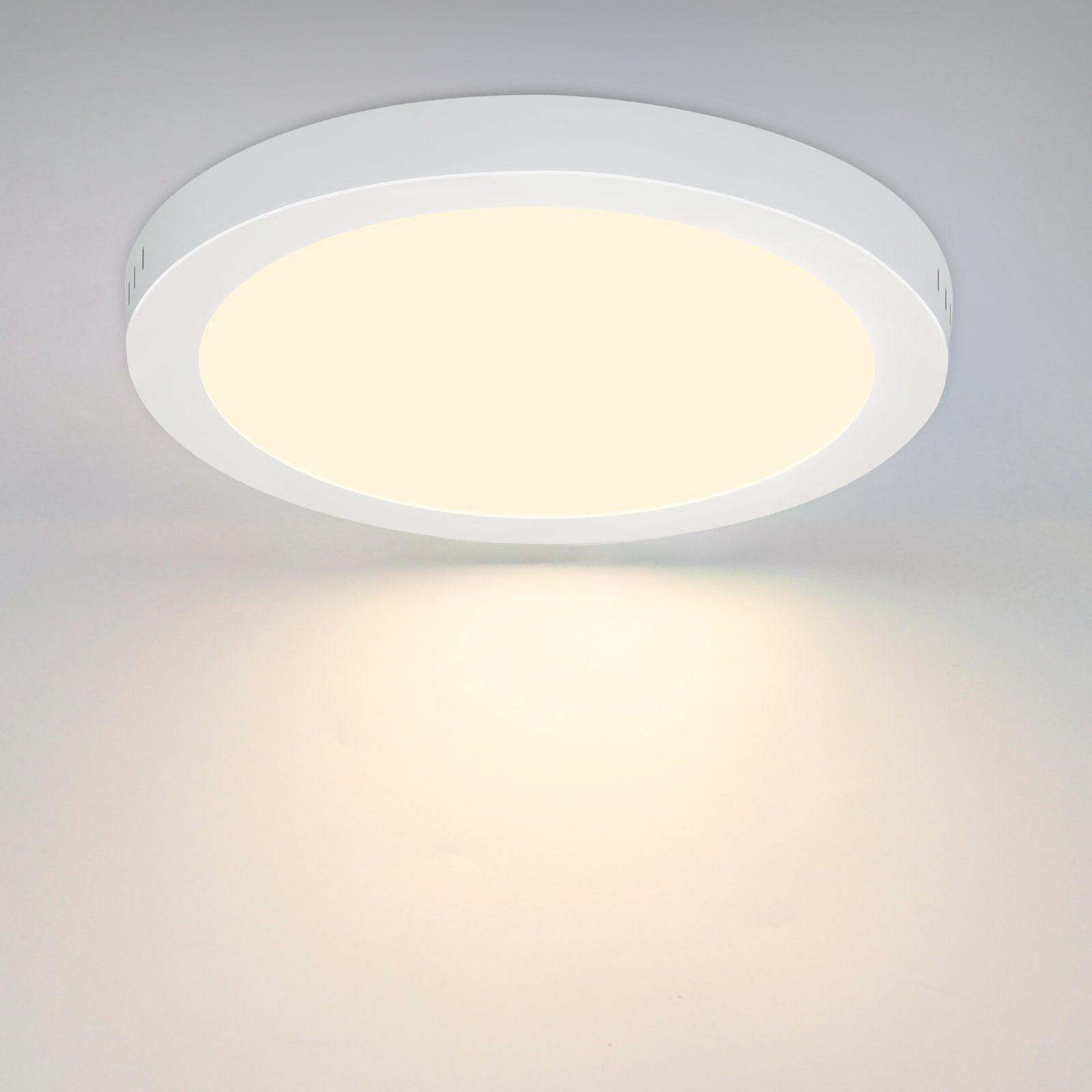 Una plafoniera rotonda bianca. Ha un cerchio interno luminoso e un anello esterno bianco.