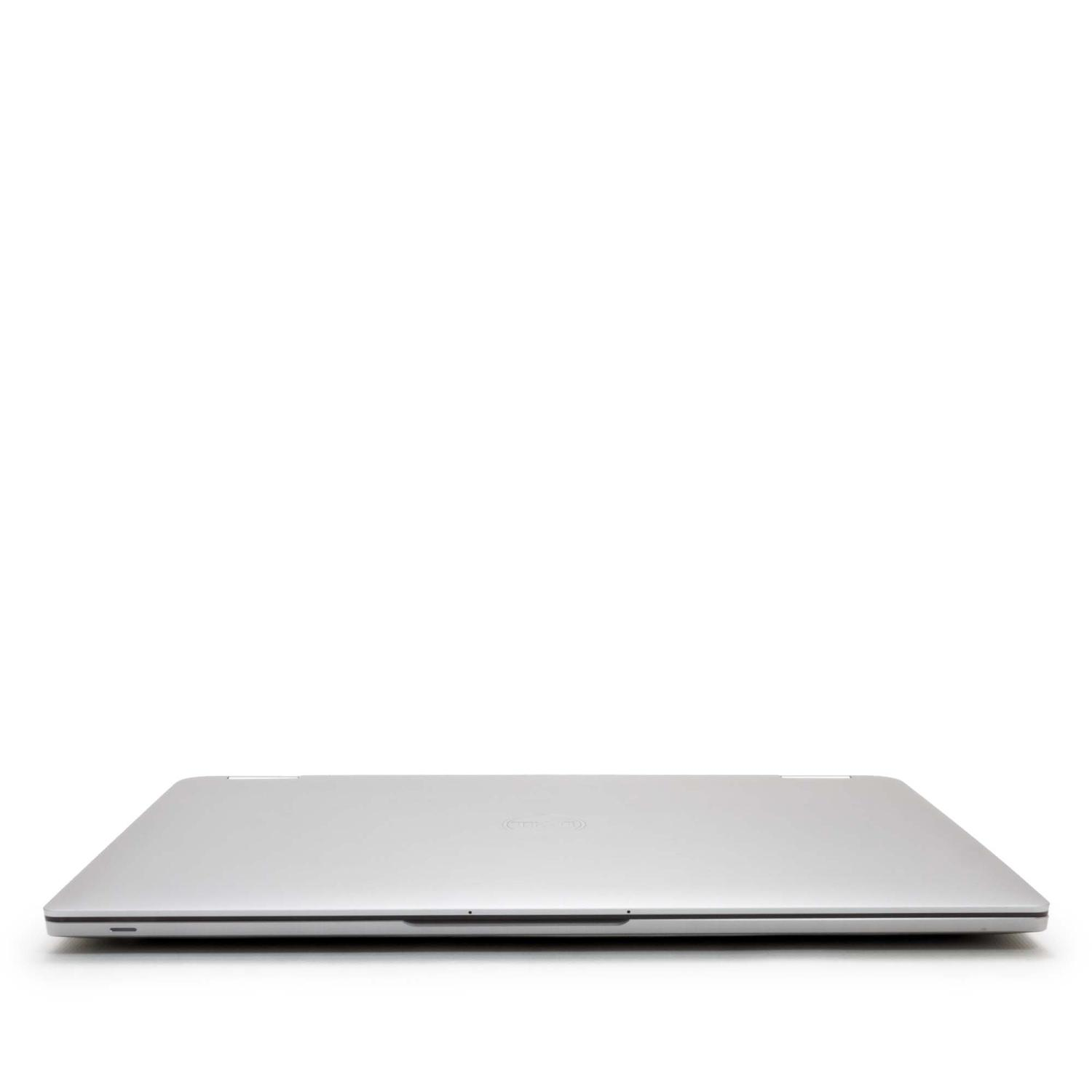 Geschlossener silberner Laptop auf weißem Hintergrund. Der Laptop wird von der Seite betrachtet.