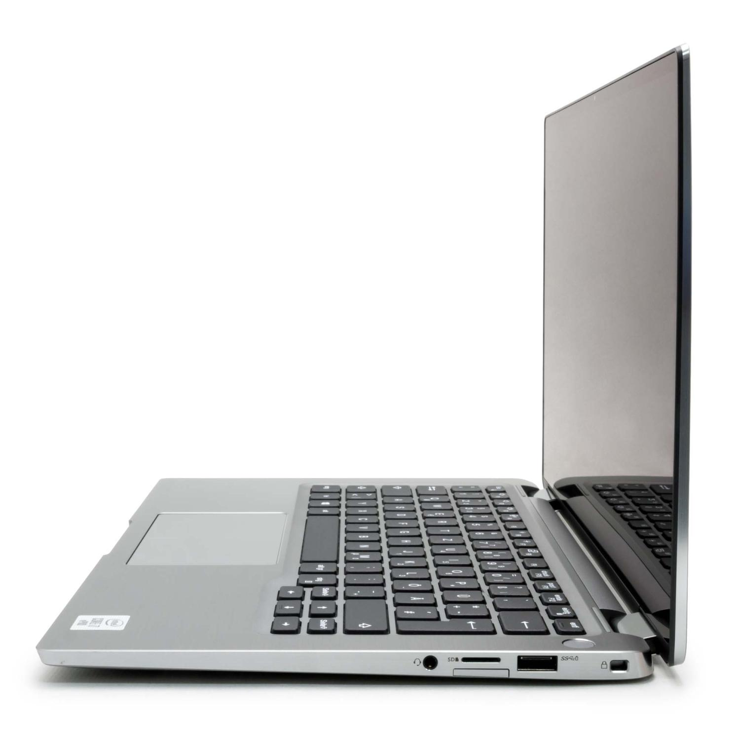 Ein silberner Laptop mit schwarzer Tastatur, geöffnet auf weißem Hintergrund. Der Bildschirm ist an.