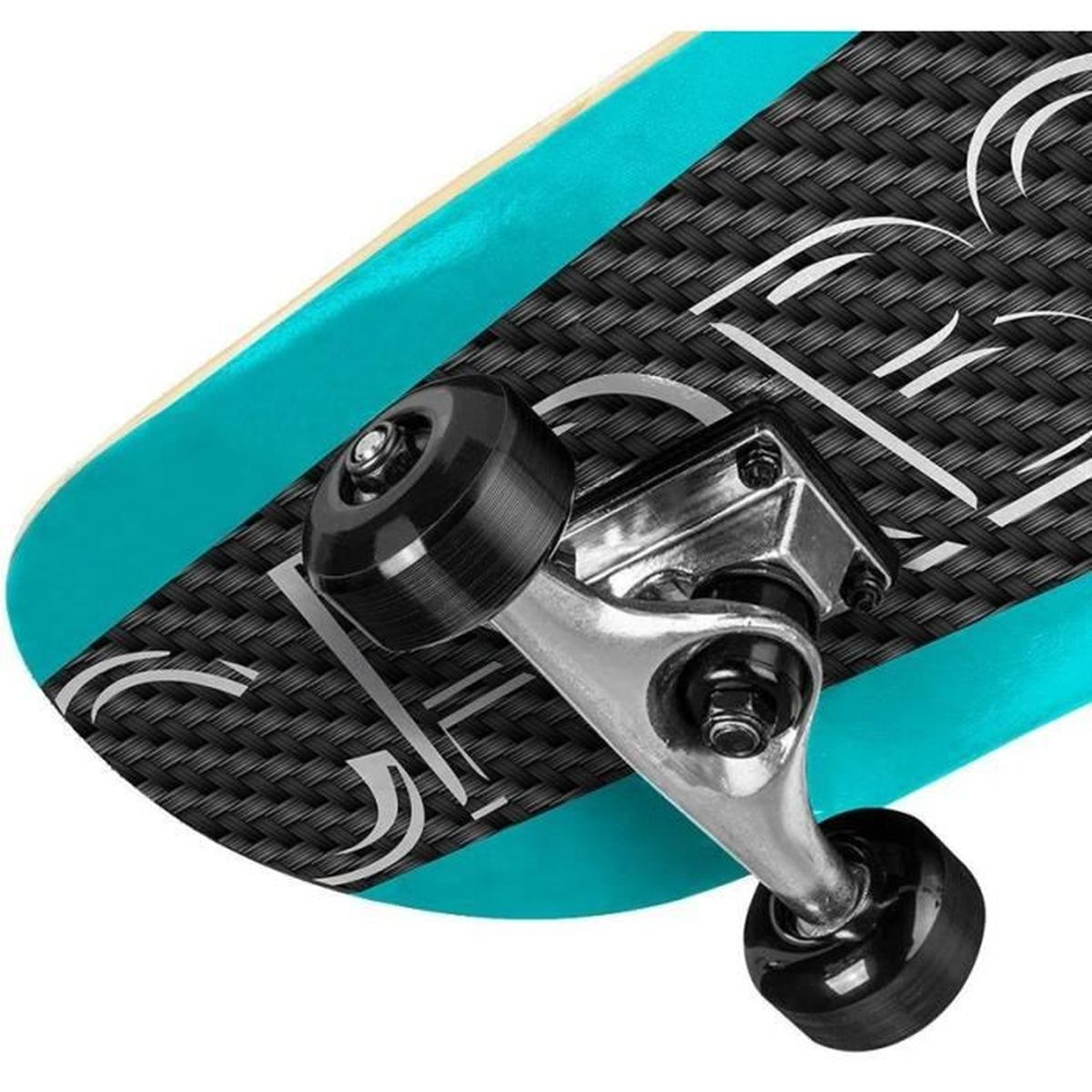 Nahaufnahme eines Skateboards, das Deck, Räder und Trucks zeigt. Blau-schwarze Farbkombination.