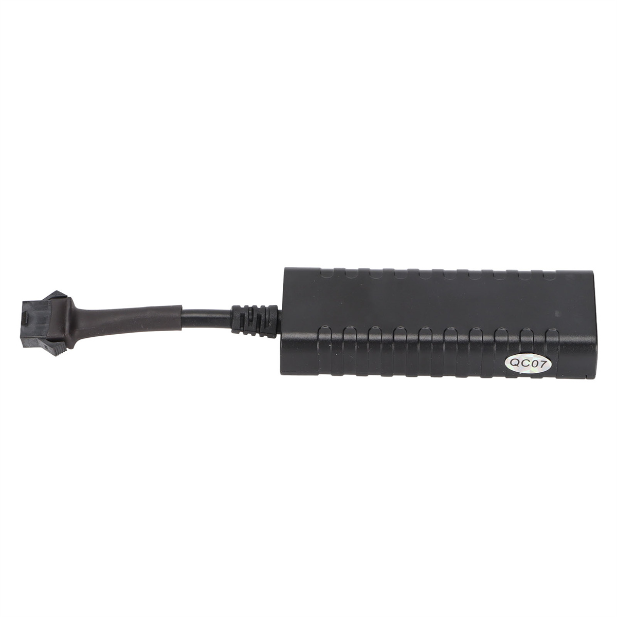 Ein schwarzes elektronisches Gerät mit Stecker und der Aufschrift QC07.