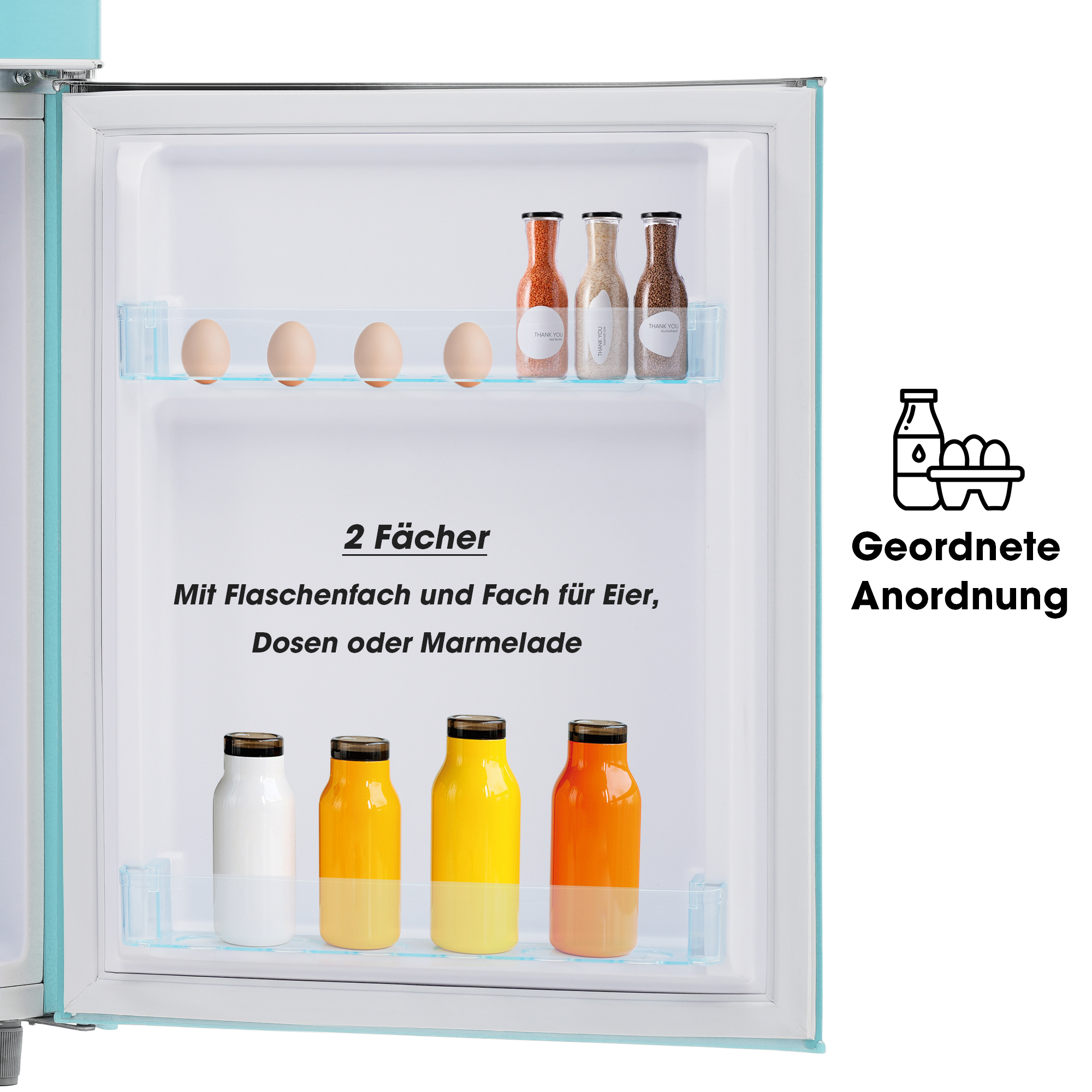 Kühlschrank mit Eiern und Saftflaschen.