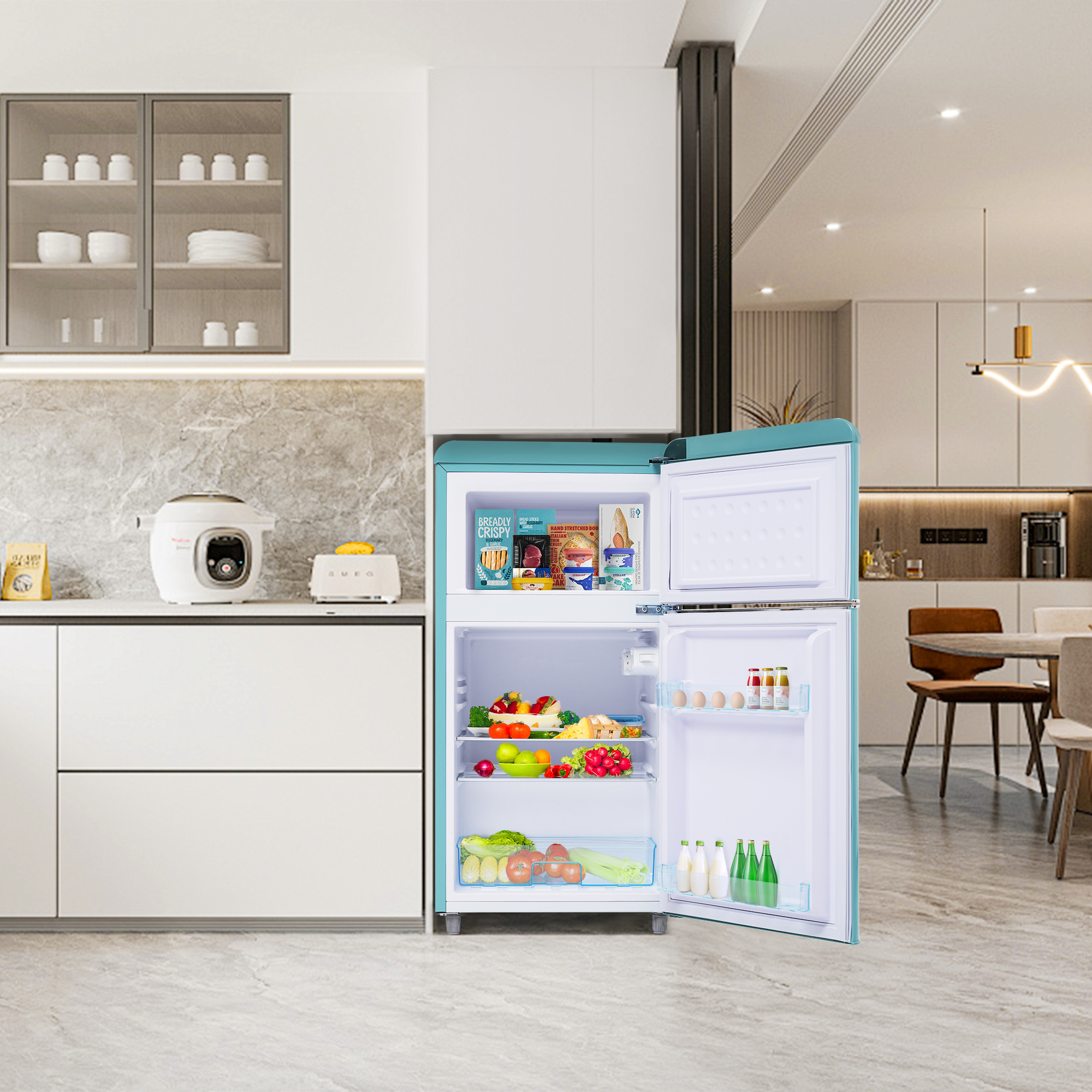 Ein Kühlschrank im Retro-Stil mit offener Tür, gefüllt mit Lebensmitteln. Küche hat weiße Schränke.