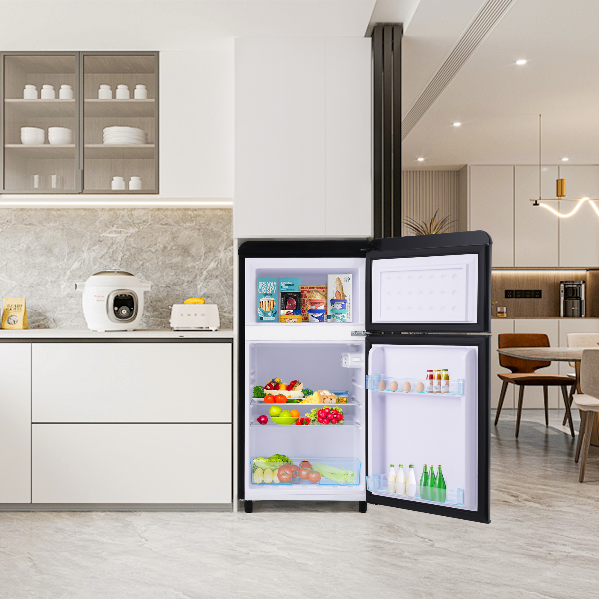 Ein schwarz-weißer Kühlschrank mit offener Tür, der Lebensmittel zeigt, in einer modernen Küche.
