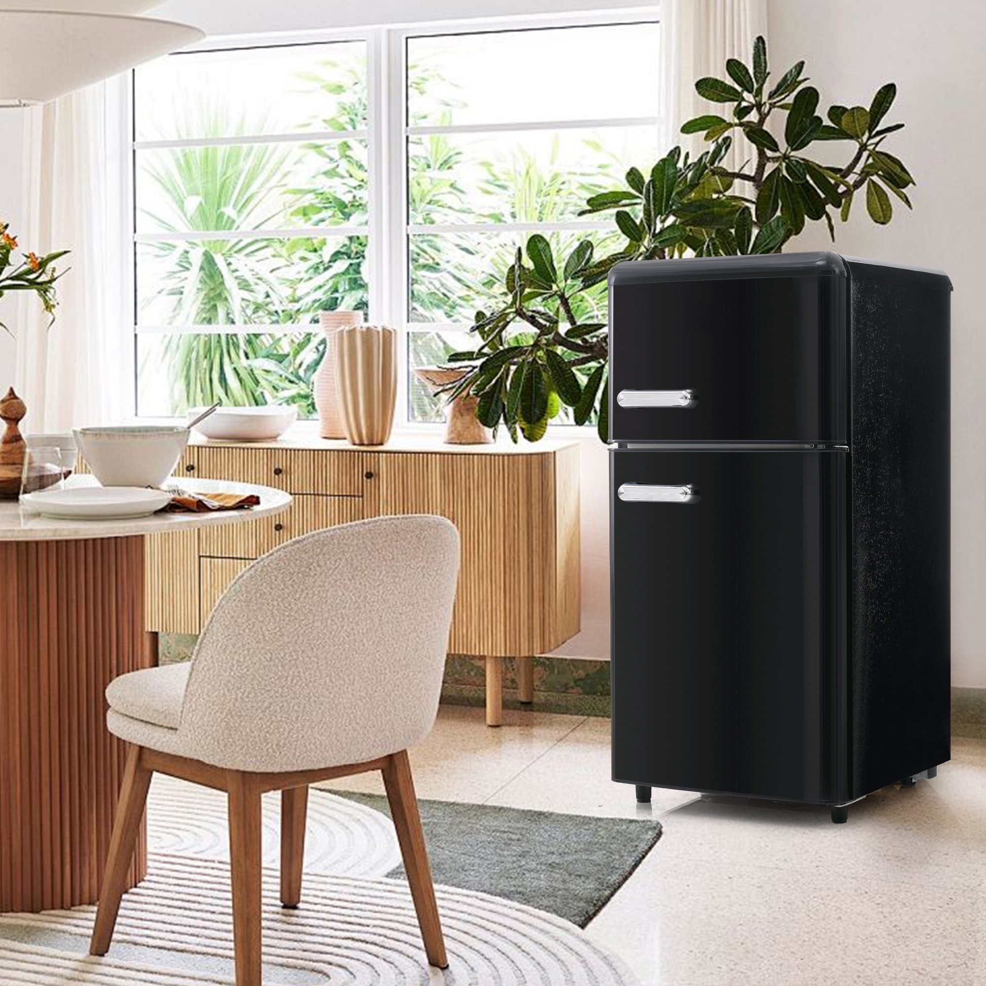 Schwarzer Retro-Kühlschrank in hellem Esszimmer mit Holztisch und Stuhl.