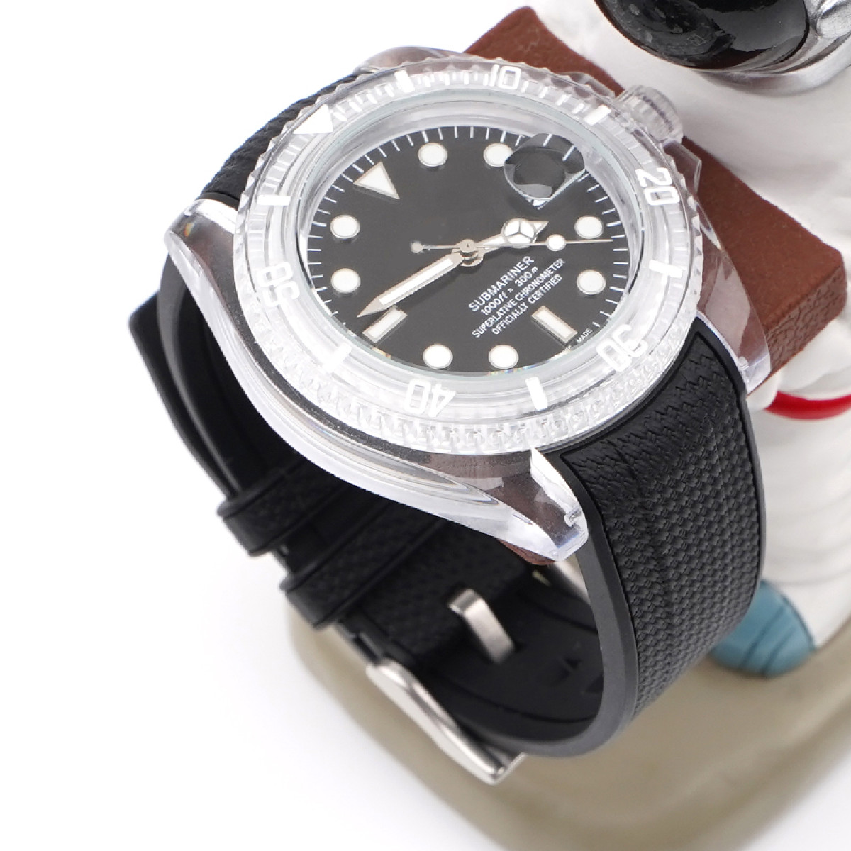 Zbliżenie na zegarek na białym tle. Zegarek ma czarny pasek i tarczę.