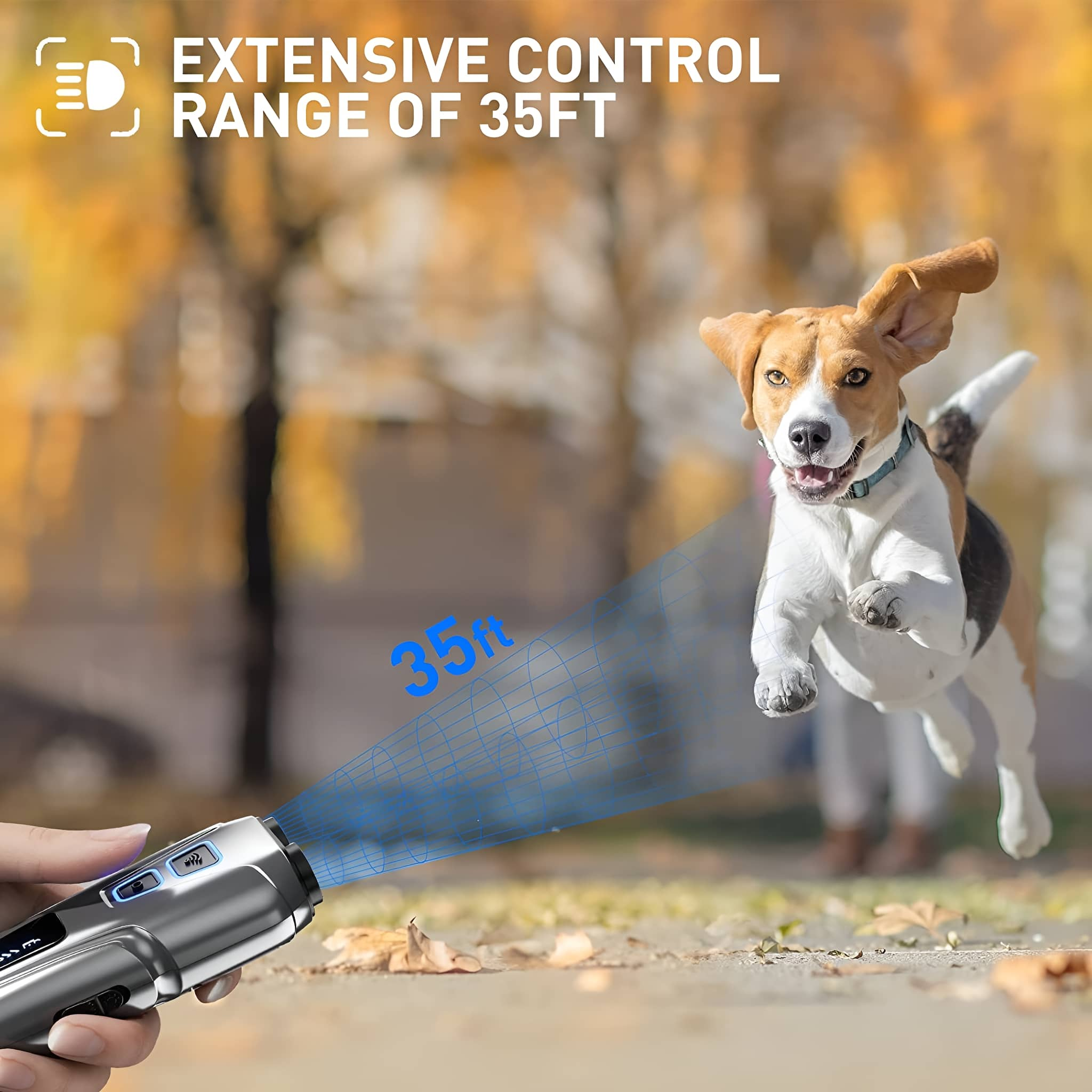 Ein Hund springt, ein Gerät in der Hand sendet einen blauen Strahl, Text: Große Reichweite.
