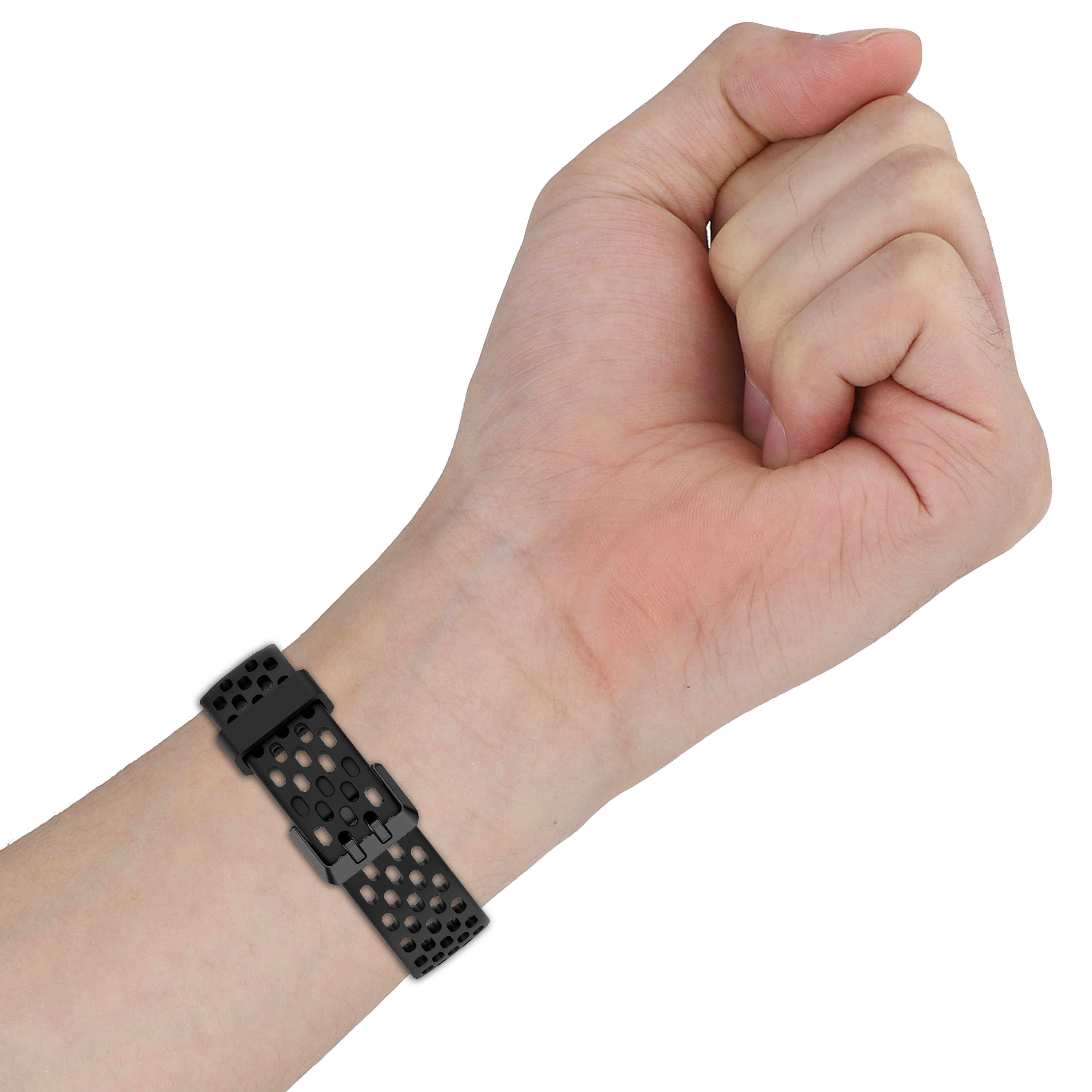 Czarny pasek do zegarka z wieloma otworami, noszony na nadgarstku.