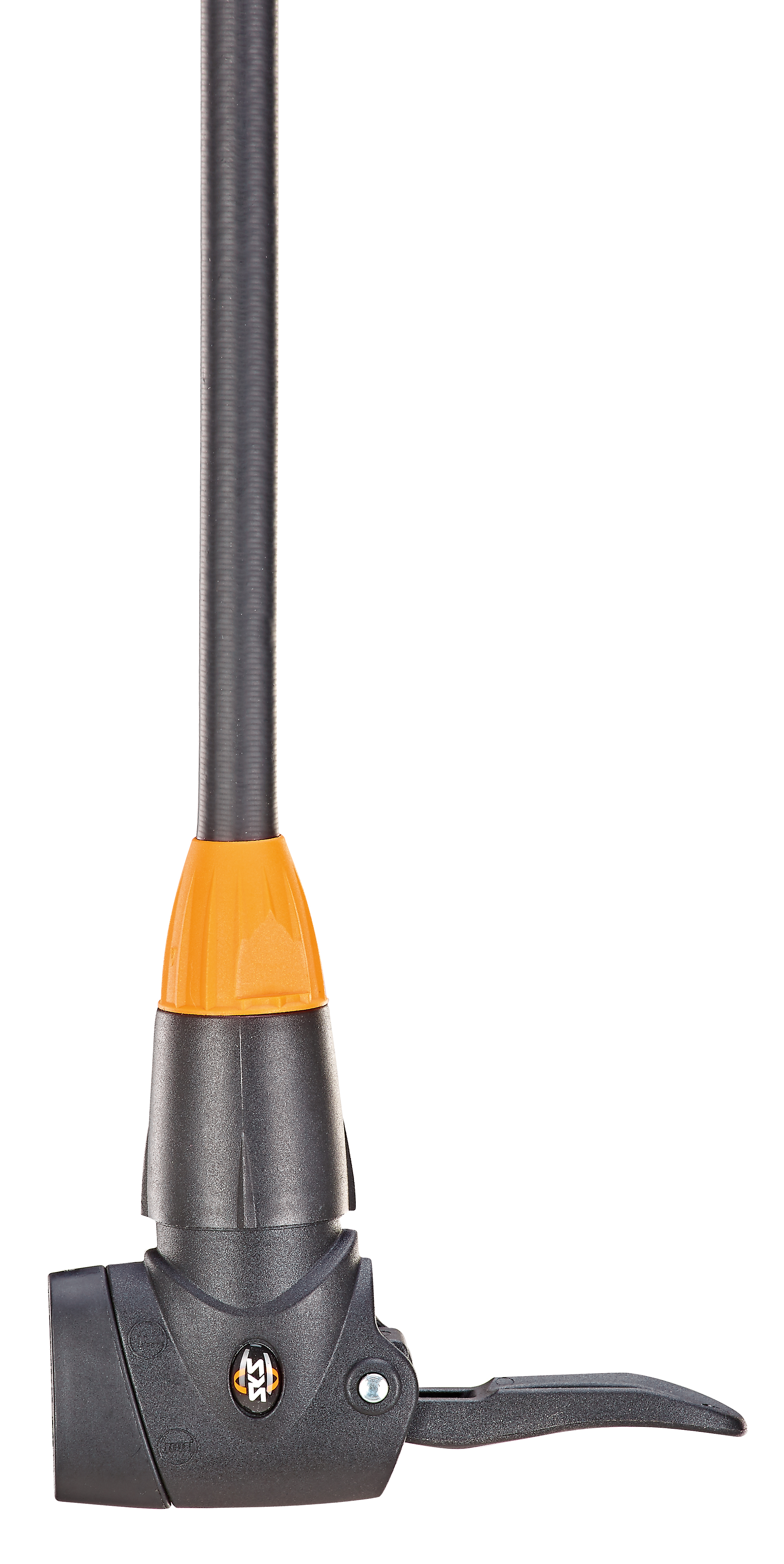 Schwarz-orange Fahrradpumpe. Pumpenkopf ist sichtbar. Weißer Hintergrund.
